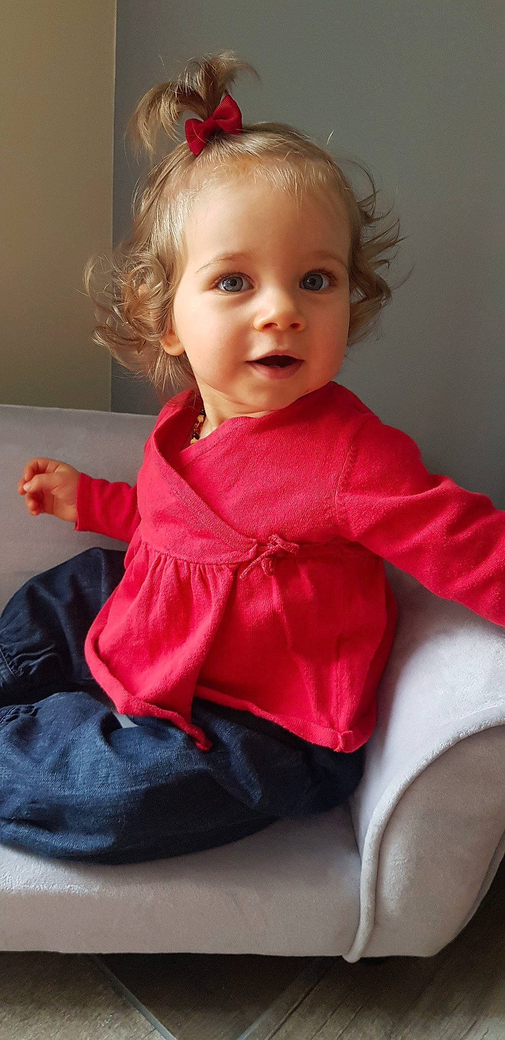 Daphnée a rejoint le concours — aidez-le/la à gagner de superbes lots ! arm, baby, blond, cheek, child, child_model, clothing, outerwear, person, pink, sitting, skin, sleeve, standing, toddler