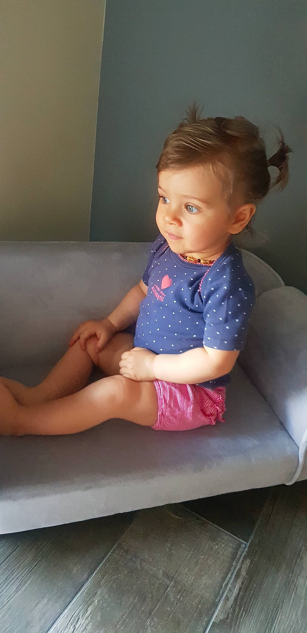 Daphnée a rejoint le concours — aidez-le/la à gagner de superbes lots ! baby, child, leg, person, sitting, toddler