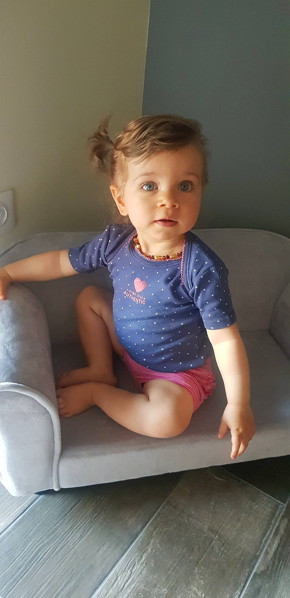 Daphnée a rejoint le concours — aidez-le/la à gagner de superbes lots ! arm, baby, chair, cheek, child, knee, leg, person, sitting, toddler