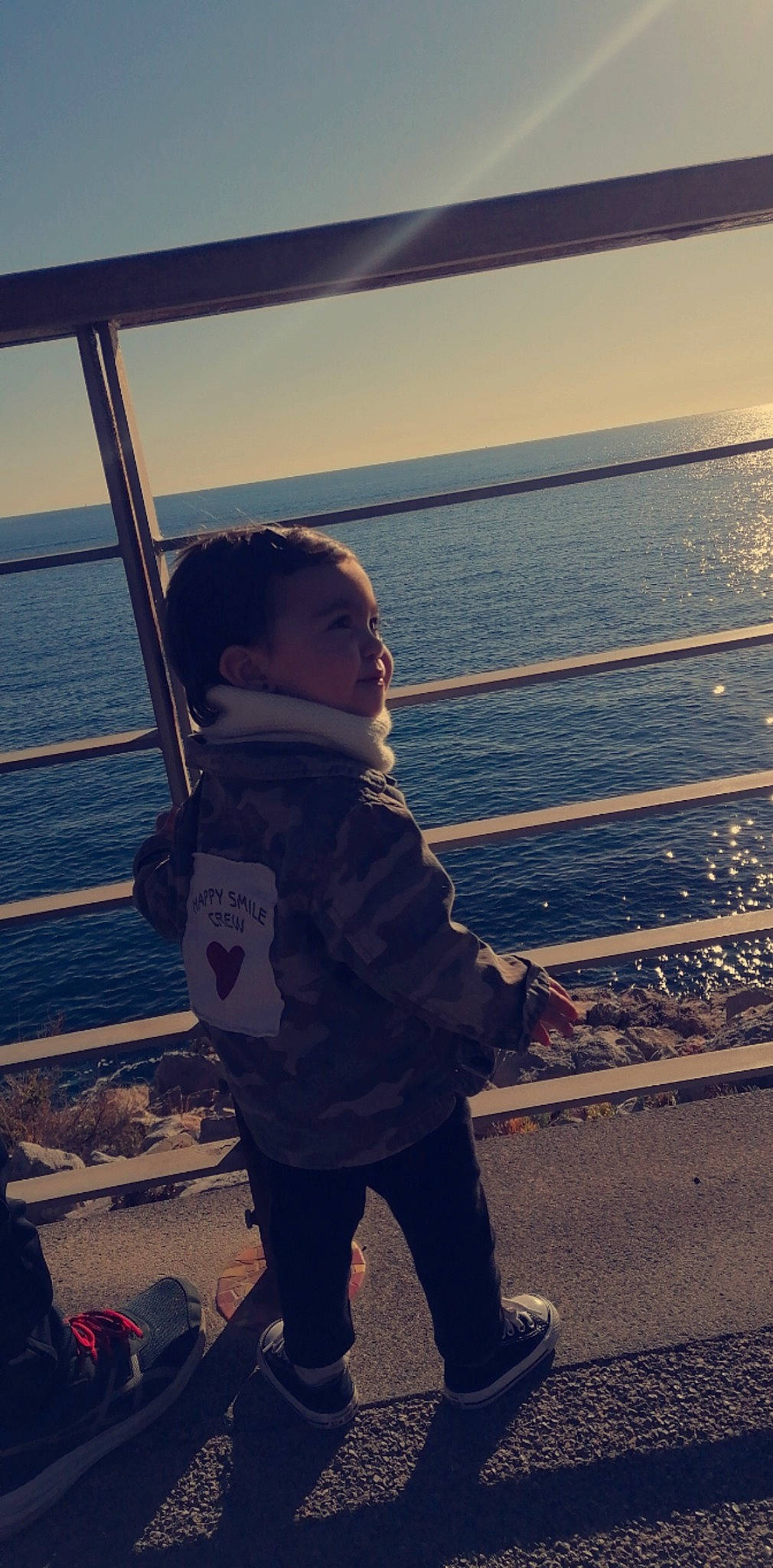 Lila participe au concours pour gagner de l'argent avec cette photo : afterglow, dusk, electric_blue, fun, happy, horizon, jacket, lake, leisure, people_in_nature, person, sky, standing, sunlight, sunrise, sunset, tints_and_shades, toddler, travel, under_exposed