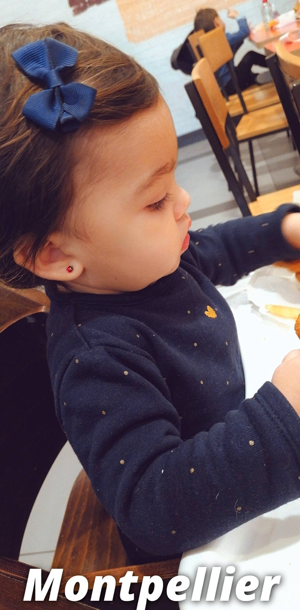 Lila participe au concours pour gagner de l'argent avec cette photo : arm, baby_toddler_clothing, blurred, cheek, chin, cool, ear, eyebrow, eyelash, finger, forehead, hairstyle, hand, head, lip, neck, nose, organ, person, skin