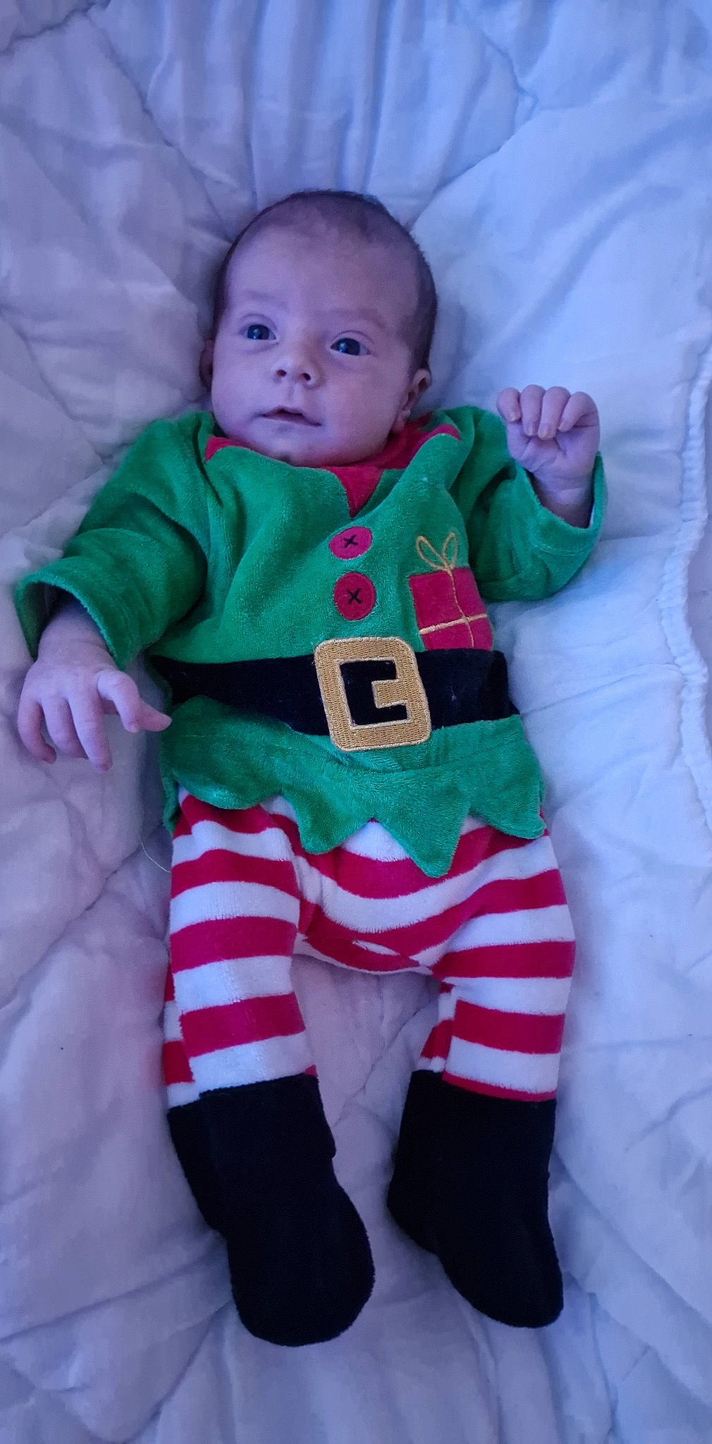 Alessio participe au concours pour gagner de l'argent avec cette photo : baby, baby_toddler_clothing, carmine, child, comfort, event, face, happy, holiday, linens, pattern, person, room, sitting, sleeve, sock, textile, toddler