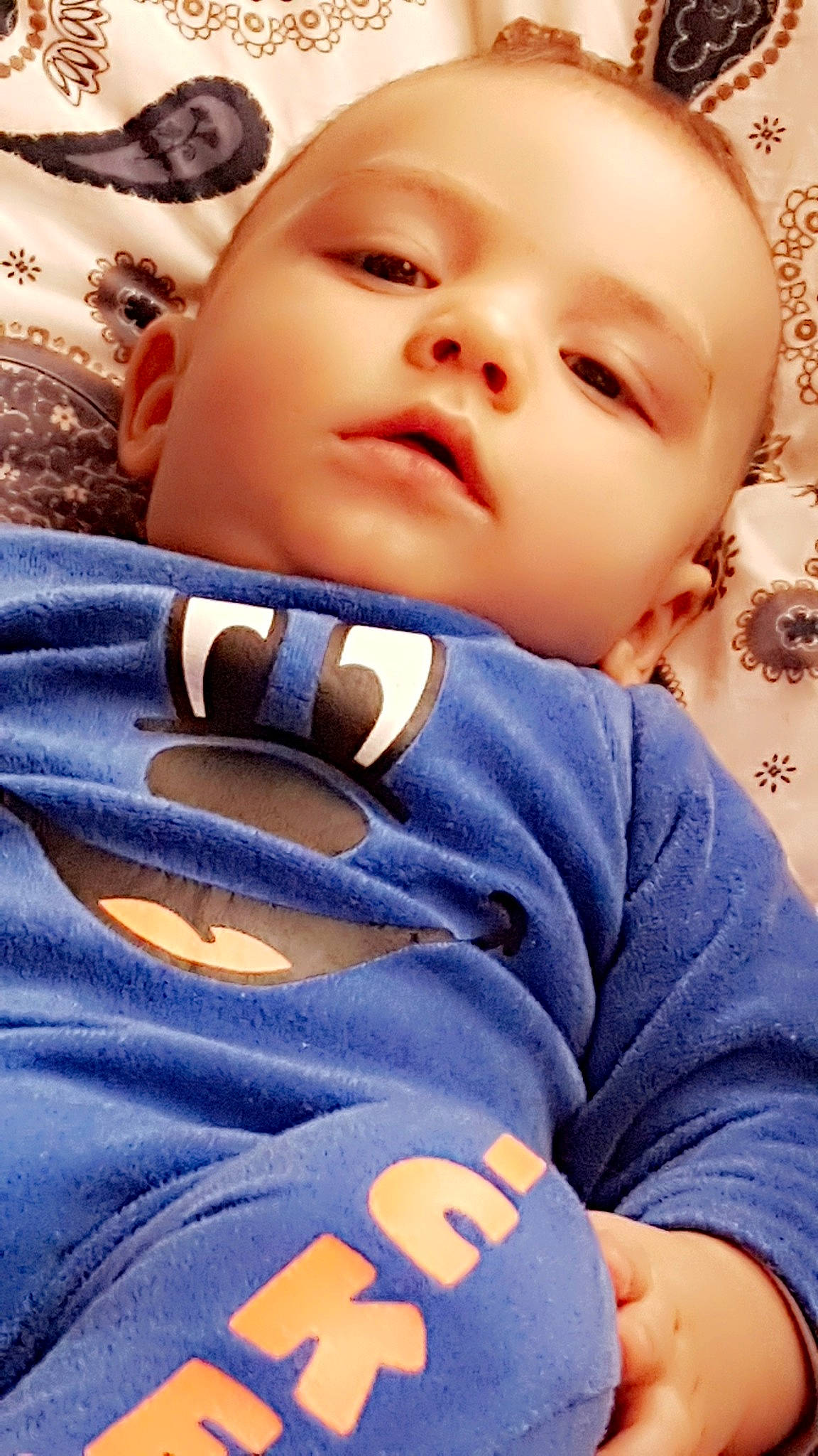 Ilyas participe au concours pour gagner de l'argent avec cette photo : baby, baby_toddler_clothing, blue, cheek, cool, eye, eyebrow, eyelash, face, gesture, hairstyle, happy, light, lip, mouth, nose, person, skin, sleeve, smile