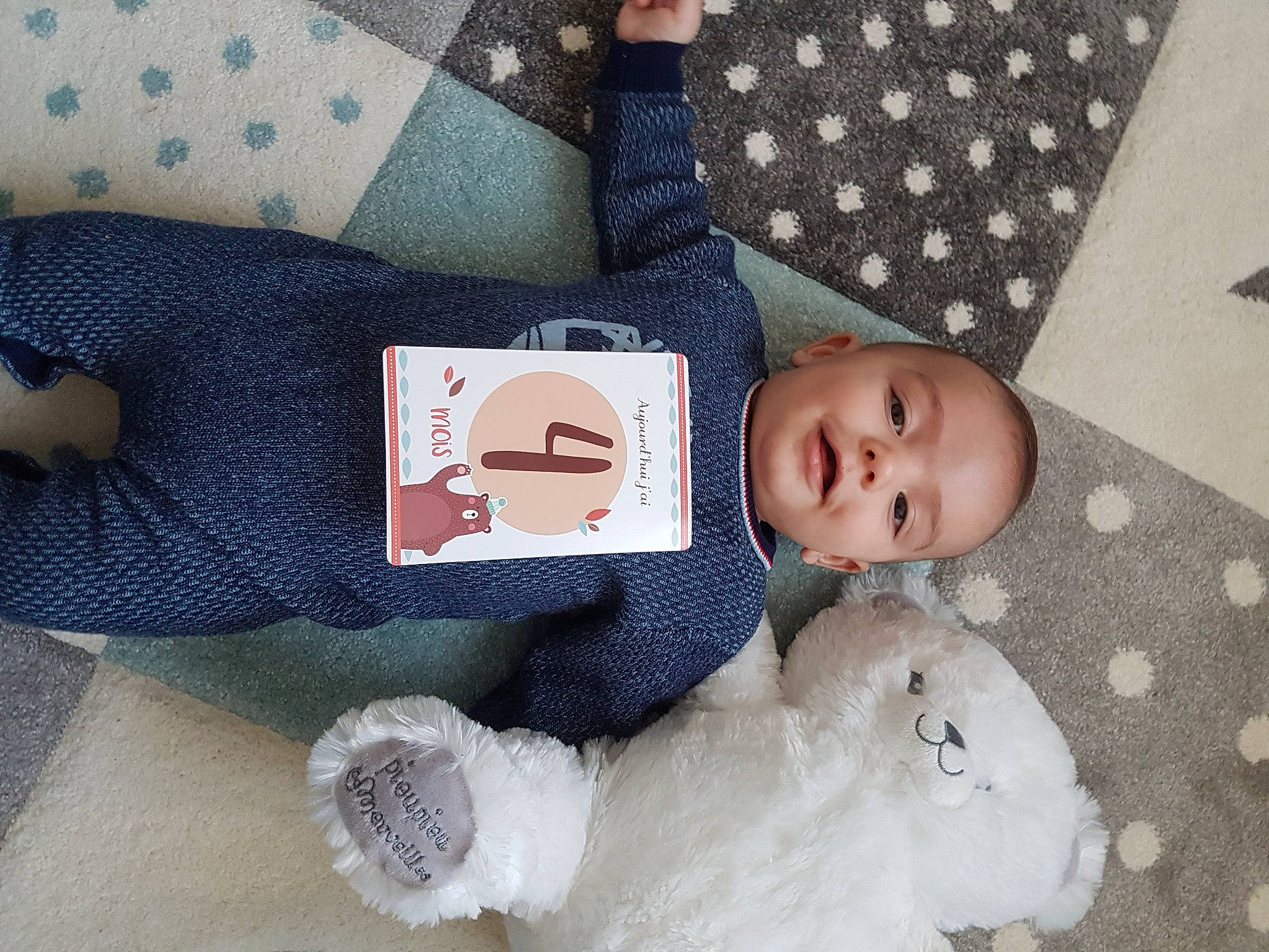 Ilyas a rejoint le concours — aidez-le/la à gagner de superbes lots ! baby, baby_products, baby_toddler_clothing, baby_toys, child, flag, flag_of_the_united_states, human, pattern, person, plaid, plush, polka_dot, stuffed_toy, textile, toy, wool