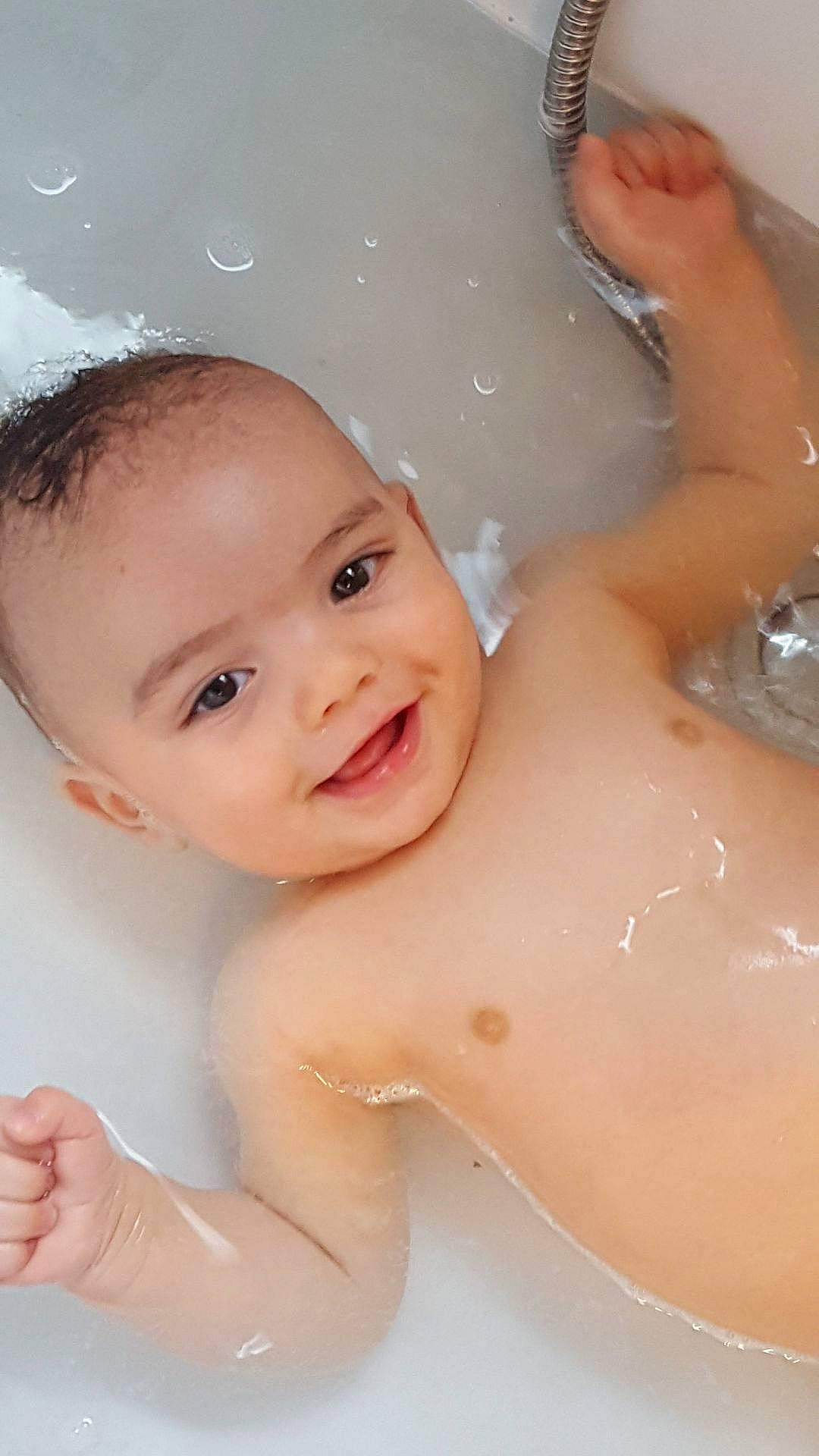 Ilyas participe au concours pour gagner de l'argent avec cette photo : baby_bathing, barechested, bathing, bathtub, cheek, chest, child, eyebrow, finger, fluid, fun, iris, joint, joy, liquid, muscle, organ, person, plumbing, skin