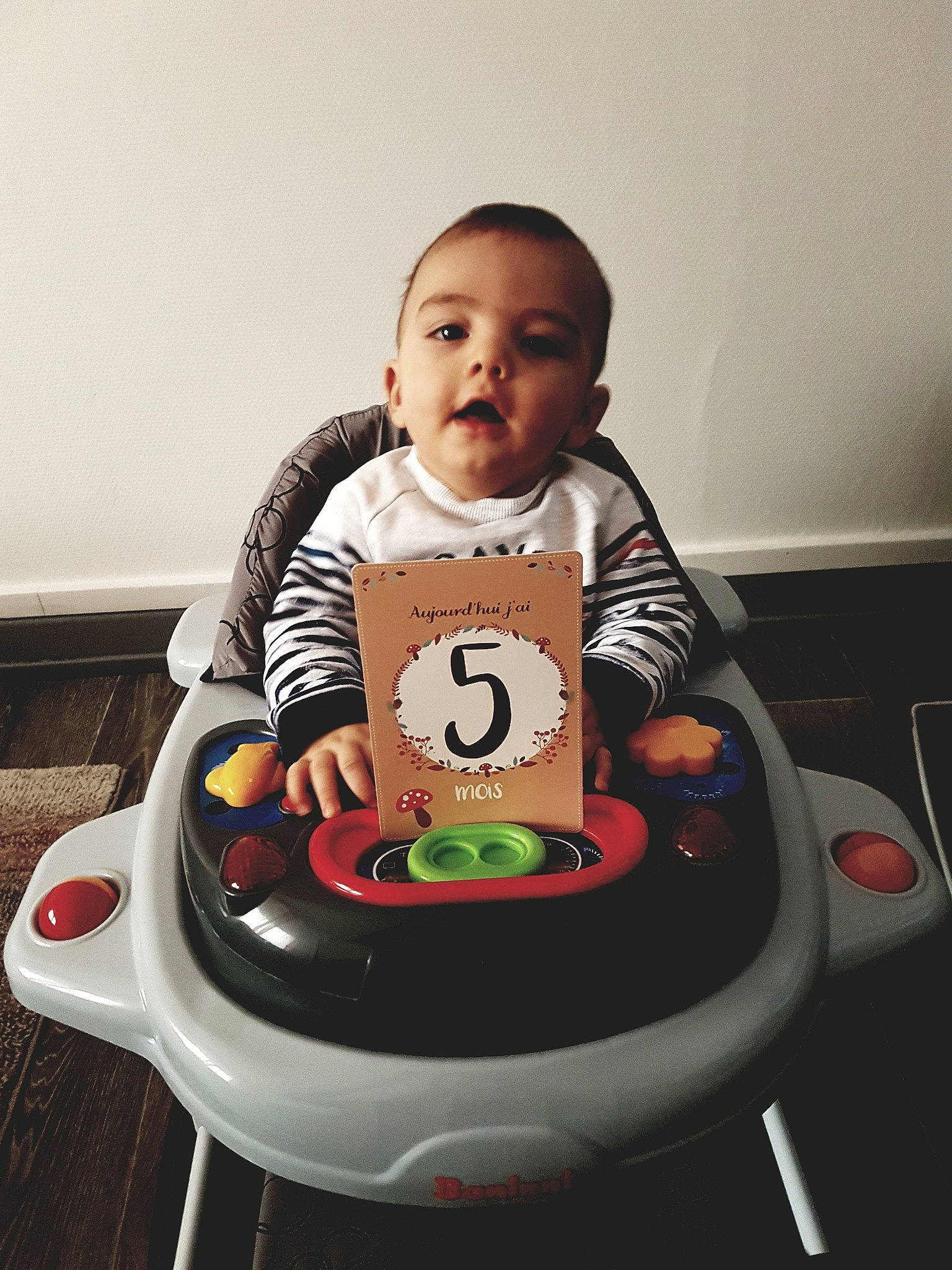 Ilyas participe au concours pour gagner de l'argent avec cette photo : arm, audio_equipment, automotive_design, automotive_tire, baby, baby_products, baby_toddler_clothing, chair, child, comfort, fun, gadget, happy, home_appliance, person, play, sharing, sitting, small_appliance, t_shirt