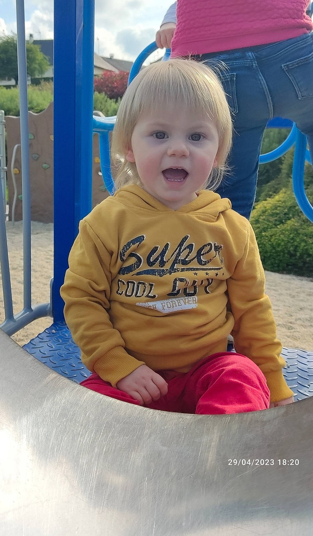 Mathias participe au concours pour gagner de l'argent avec cette photo : baby, baby_toddler_clothing, beauty, facial_expression, fun, grass, hairstyle, happy, leisure, organ, person, photograph, playground, product, public_space, recreation, skin, smile, summer, surprise