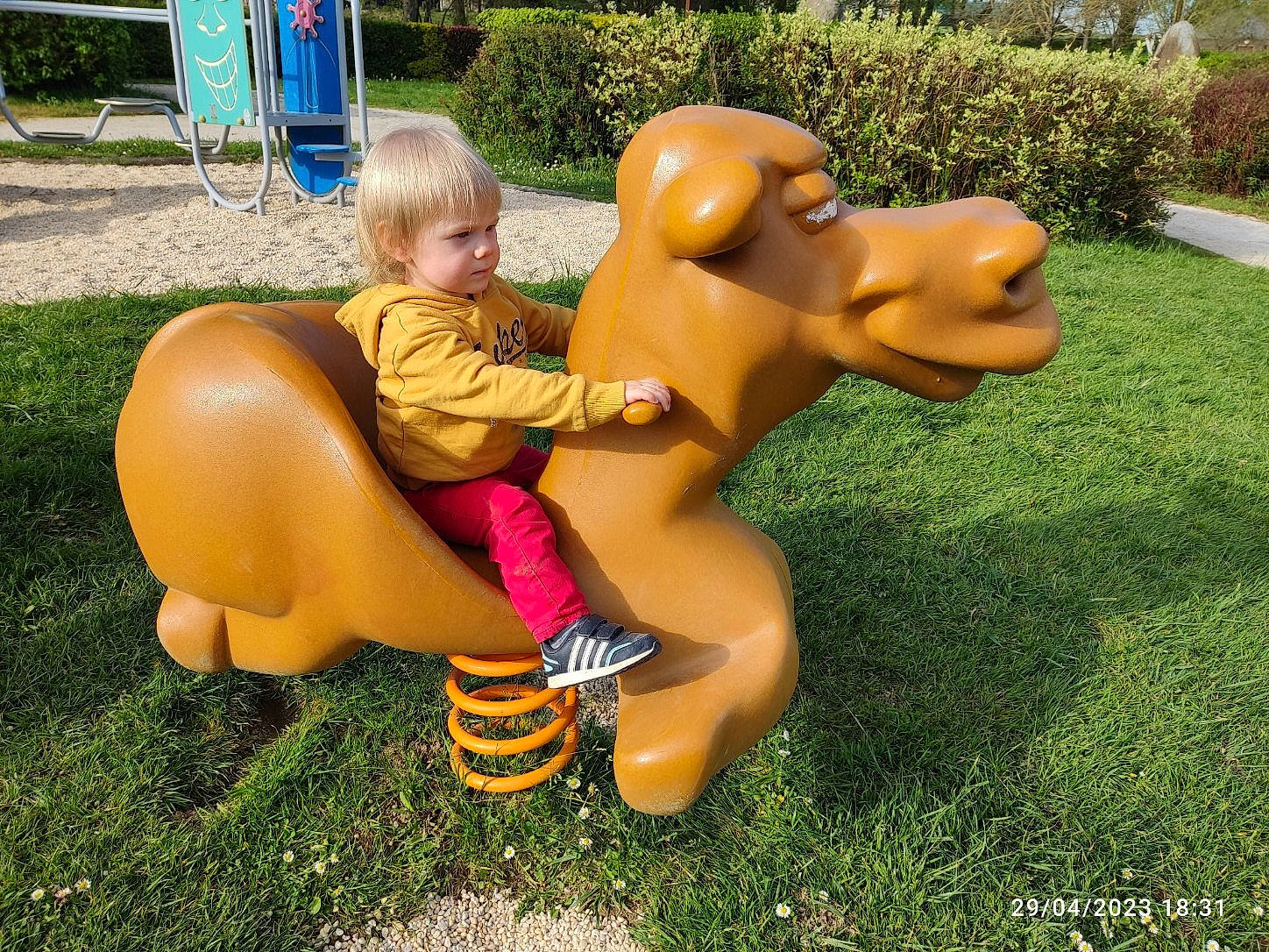 Mathias a rejoint le concours — aidez-le/la à gagner de superbes lots ! art, chest, fawn, foot, fun, grass, hand, happy, human_leg, lawn_ornament, leg, leisure, people_in_nature, person, plant, recreation, sculpture, statue, thigh, toddler