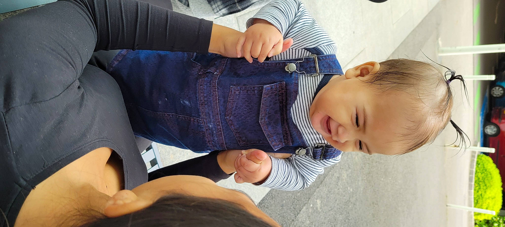 Leilanie participe au concours pour gagner de l'argent avec cette photo : arm, comfort, cool, couch, elbow, finger, gesture, glasses, hand, human, joint, knee, lap, leg, mouth, muscle, person, plant, shoulder, thigh