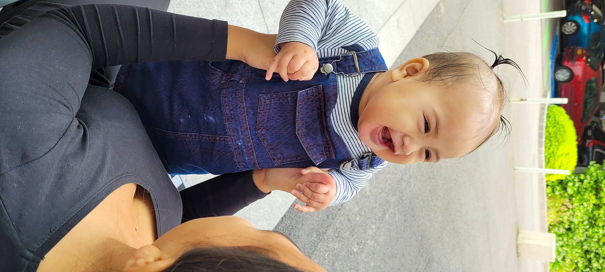 Leilanie participe au concours pour gagner de l'argent avec cette photo : baby, child, comfort, elbow, finger, gesture, human_leg, joint, knee, lap, leg, nail, person, plant, shoulder, sitting, sleeve, thigh, thumb, toddler