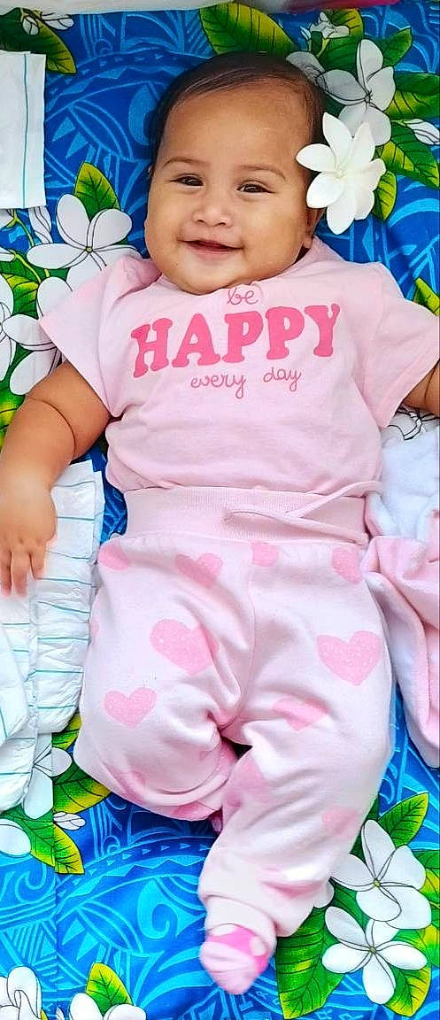 Leilanie a rejoint le concours — aidez-le/la à gagner de superbes lots ! arm, baby, baby_toddler_clothing, blue, cheek, child, eye, facial_expression, finger, gesture, green, happy, head, joy, person, pink, skin, sleeve, smile, textile