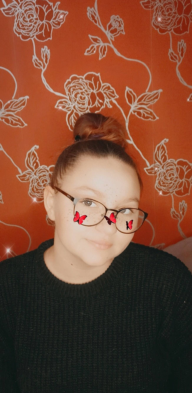 Julia a rejoint le concours — aidez-le/la à gagner de superbes lots ! cheek, ear, eyebrow, eyelash, eyewear, fashion_accessory, flash_photography, forehead, glasses, hairstyle, headband, headpiece, jewellery, lip, magenta, neck, ornament, pattern, person, personal_protective_equipment