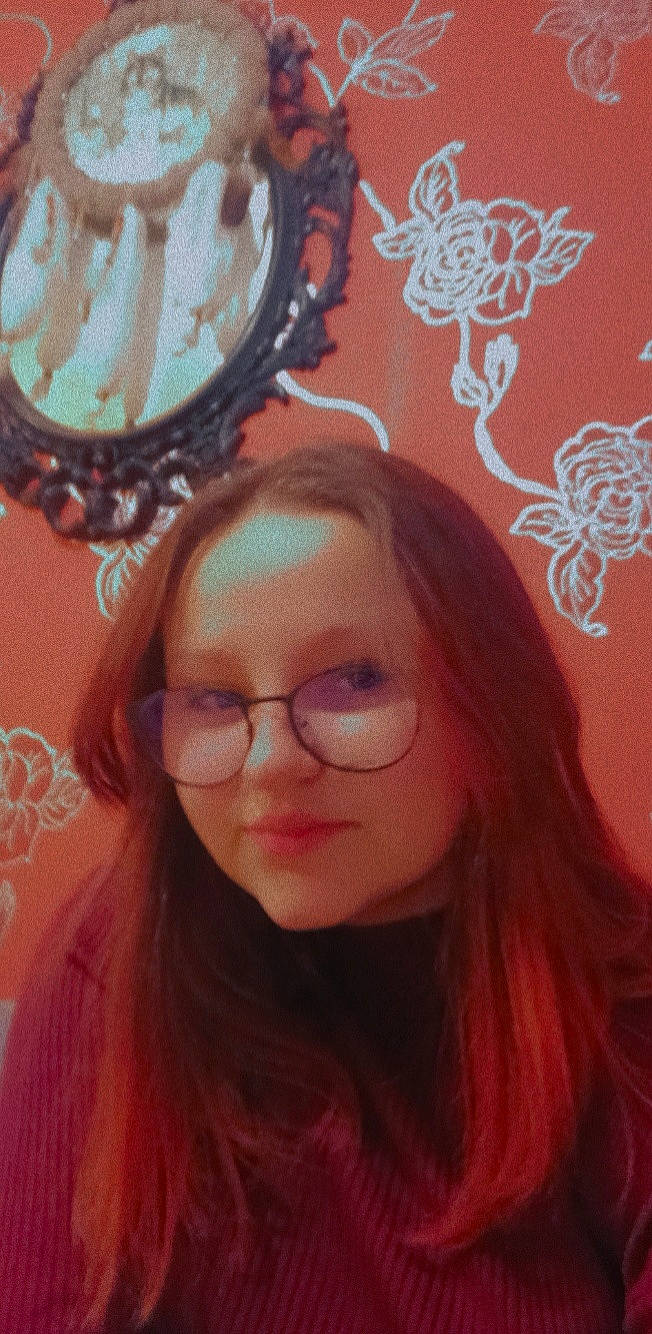 Julia participe au concours pour gagner de l'argent avec cette photo : beauty, cheek, chin, cool, eyebrow, eyelash, eyewear, glasses, hair, hairstyle, happy, lip, long_hair, mouth, organ, person, pink, skin, smile, vision_care