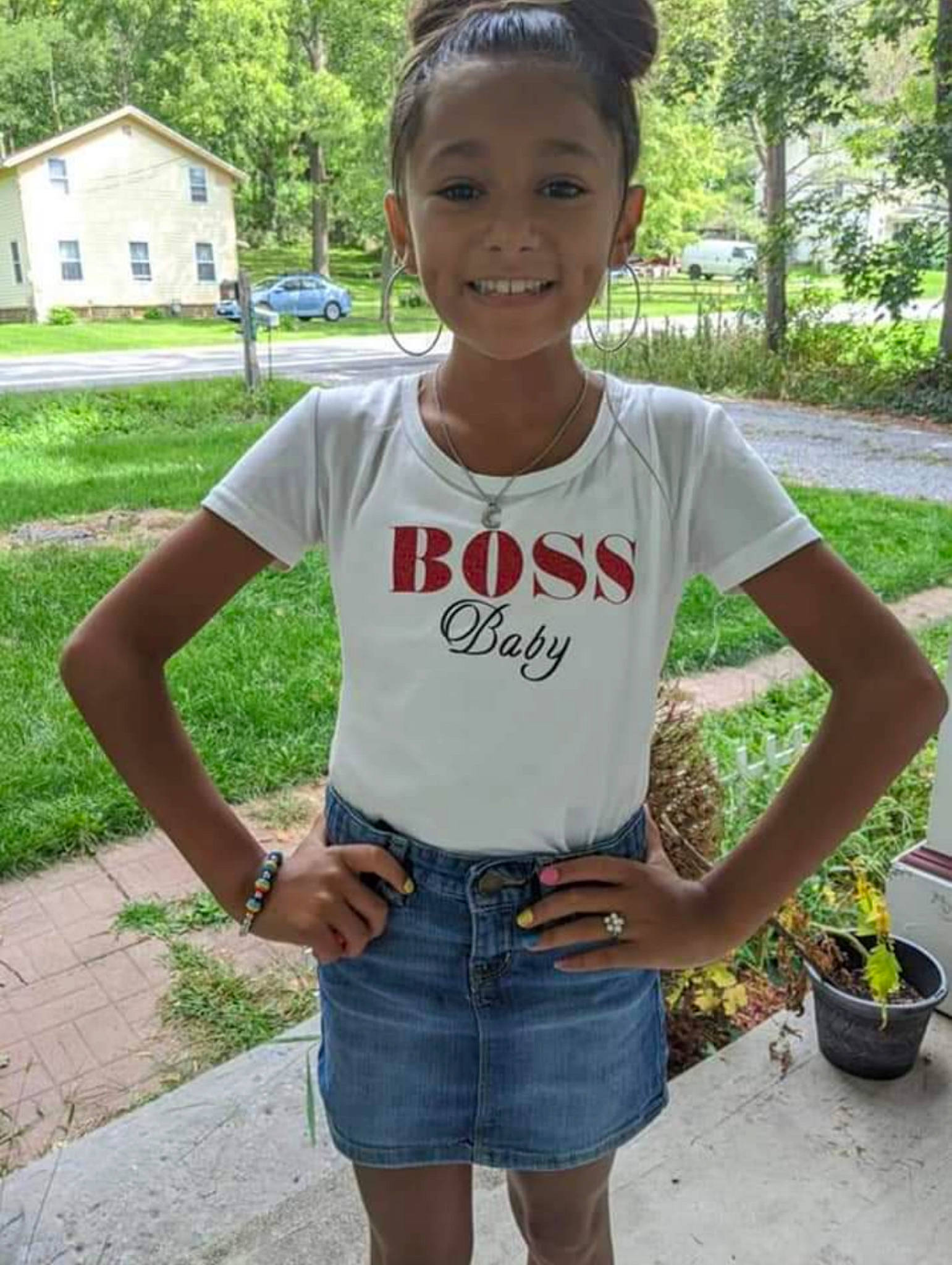 Ciara is registered to the contest to win money with this photo: child, clothing, denim, jeans, joy, person, shirt, shorts, sleeve, smile, summer, t_shirt, top