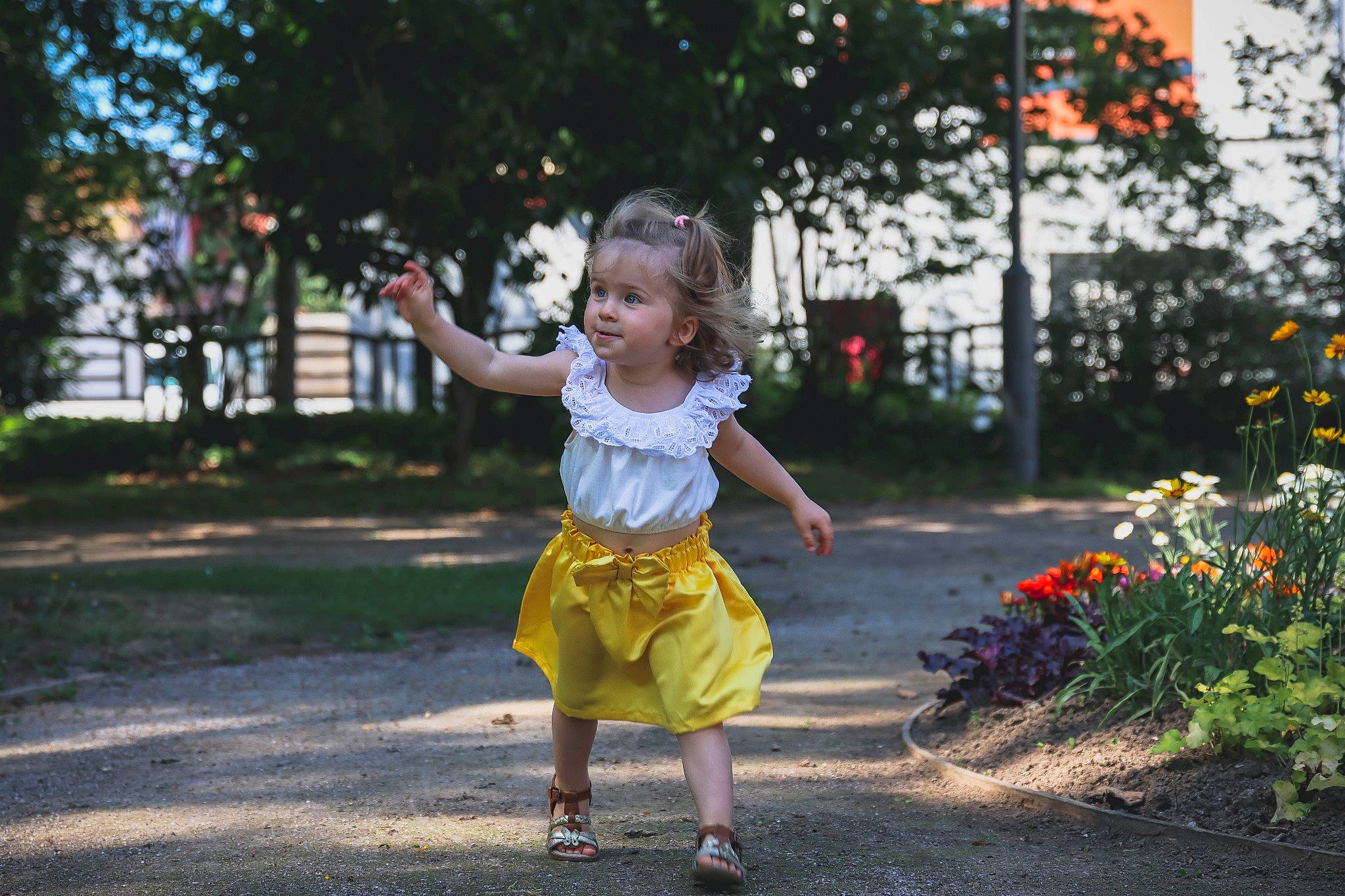 Mélina a rejoint le concours — aidez-le/la à gagner de superbes lots ! asphalt, child, flower, footwear, fun, grass, happy, landscape, leaf, leisure, people_in_nature, person, plant, recreation, road, shorts, summer, sunlight, toddler, tree