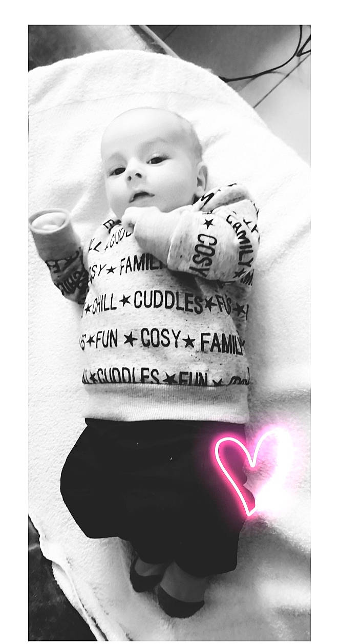 Maël a rejoint le concours — aidez-le/la à gagner de superbes lots ! art, baby, child, font, gesture, handwriting, happy, heart, illustration, love, magenta, monochrome, monochrome_photography, pattern, person, photo_caption, sleeve, t_shirt, toddler, waist
