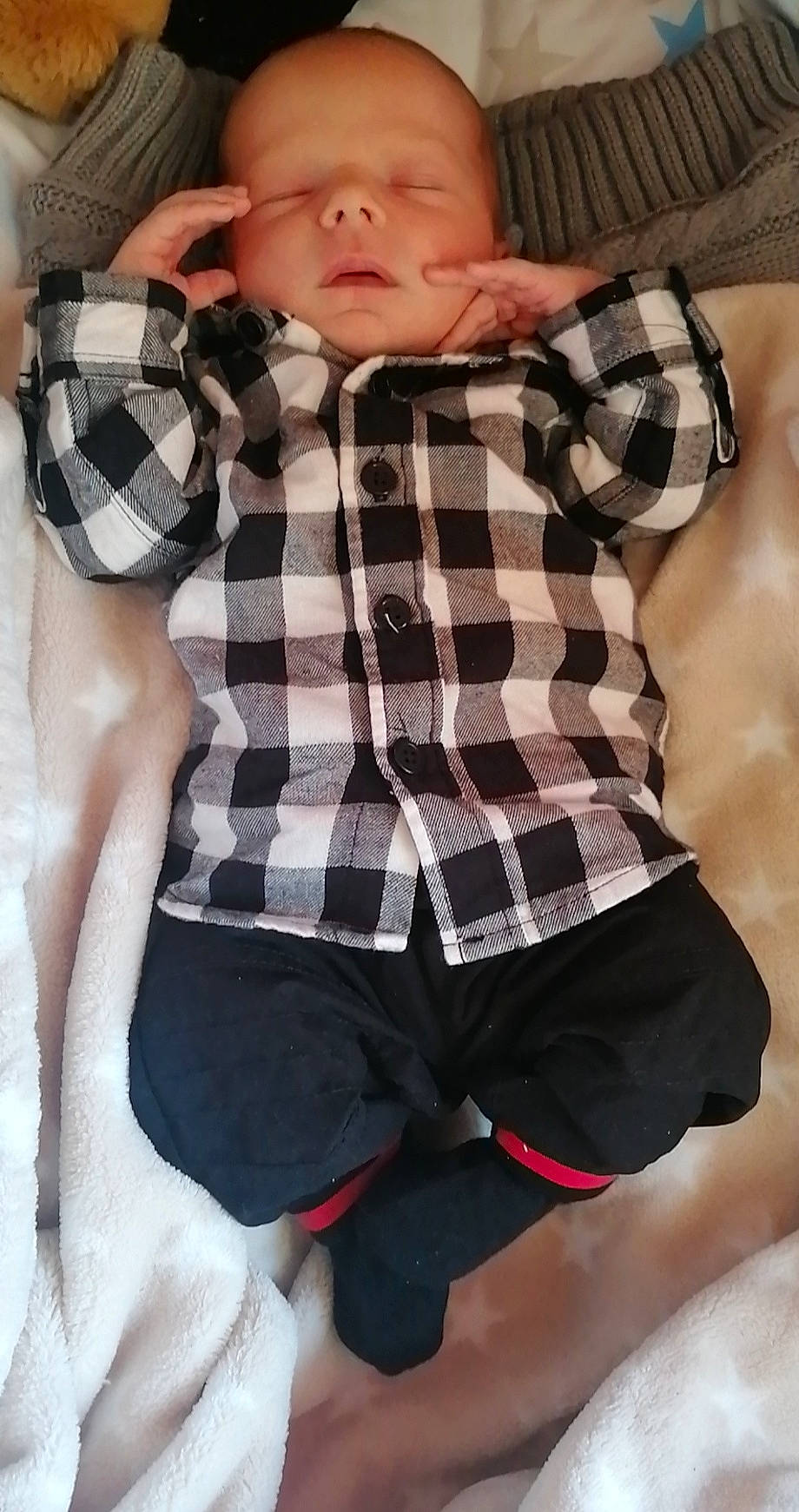 Maël participe au concours pour gagner de l'argent avec cette photo : baby, baby_toddler_clothing, chest, collar, comfort, dress_shirt, elbow, finger, knee, neck, pattern, person, plaid, skin, sleeve, tartan, textile, thigh, toddler, trunk