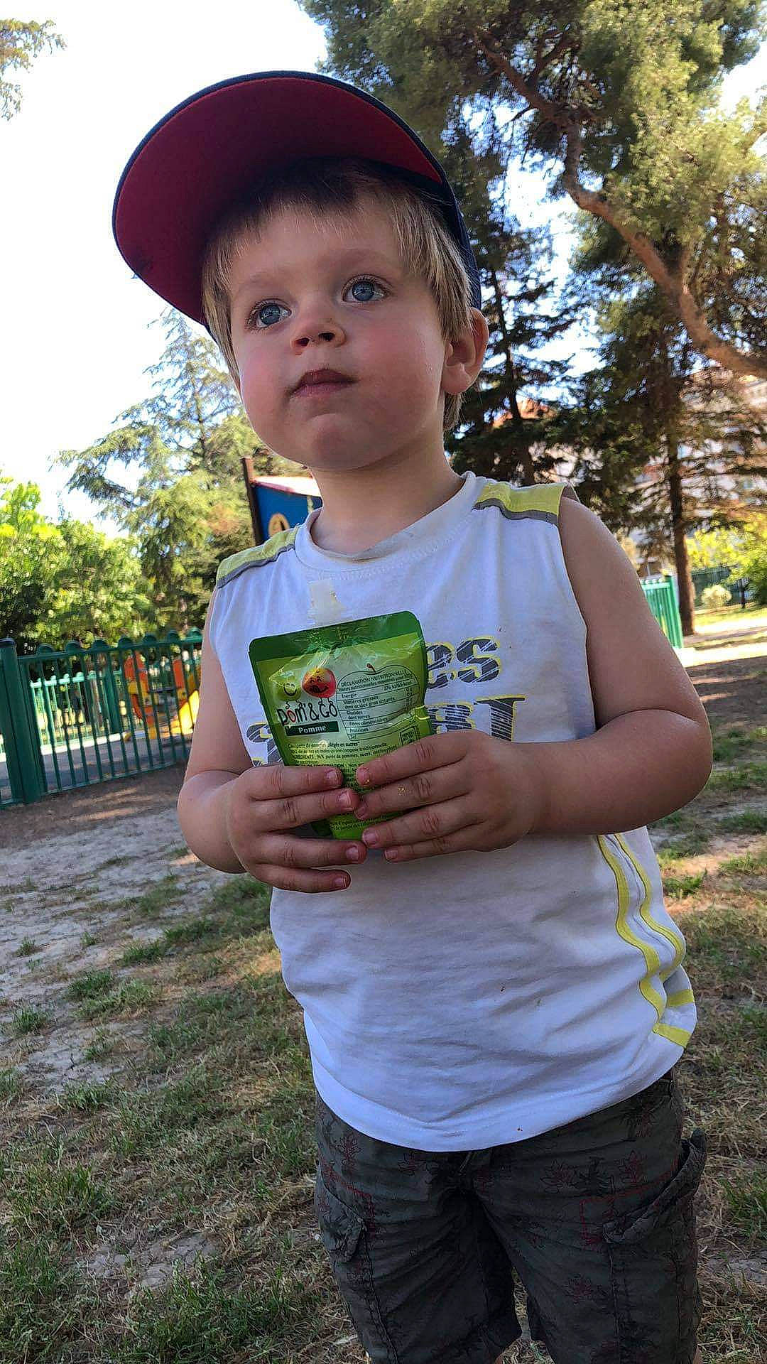 Grégoire a rejoint le concours — aidez-le/la à gagner de superbes lots ! baseball_cap, cap, child, clothing, fun, grass, hairstyle, happy, hat, leisure, person, plant, play, recreation, sky, sleeve, sun_hat, t_shirt, toddler, travel