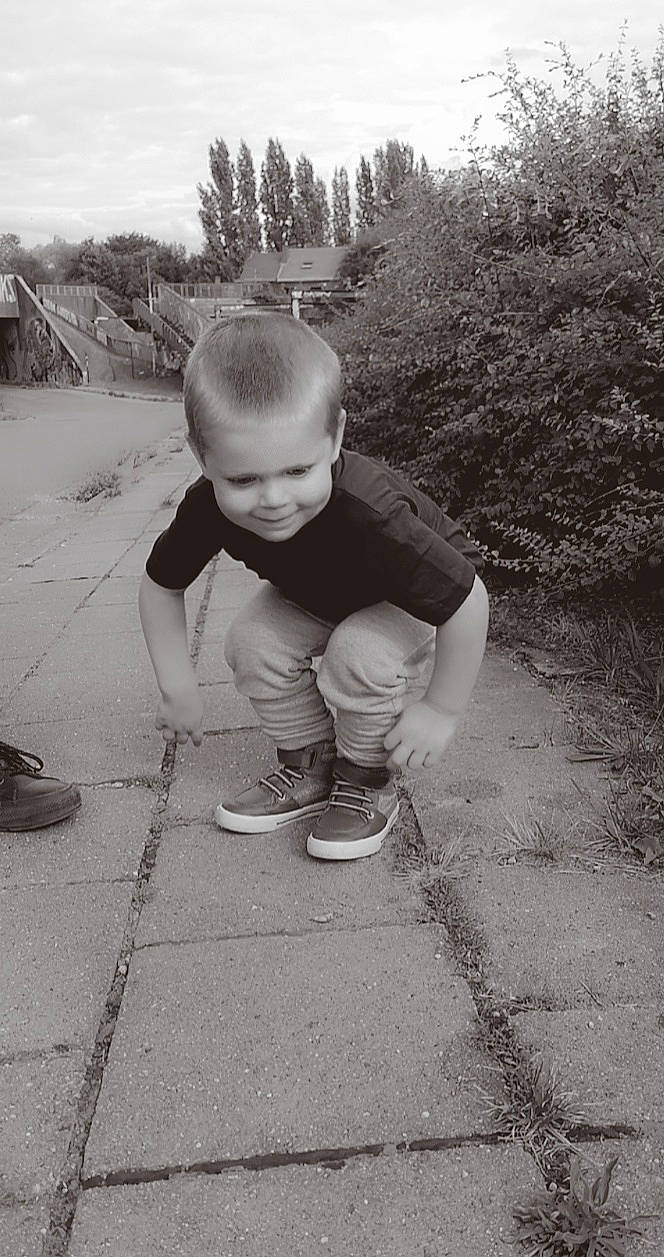 Grégoire a rejoint le concours — aidez-le/la à gagner de superbes lots ! asphalt, black_and_white, flash_photography, flooring, fun, grass, happy, human_leg, landscape, leg, monochrome, monochrome_photography, person, road_surface, shoe, sitting, sky, sneakers, style, toddler