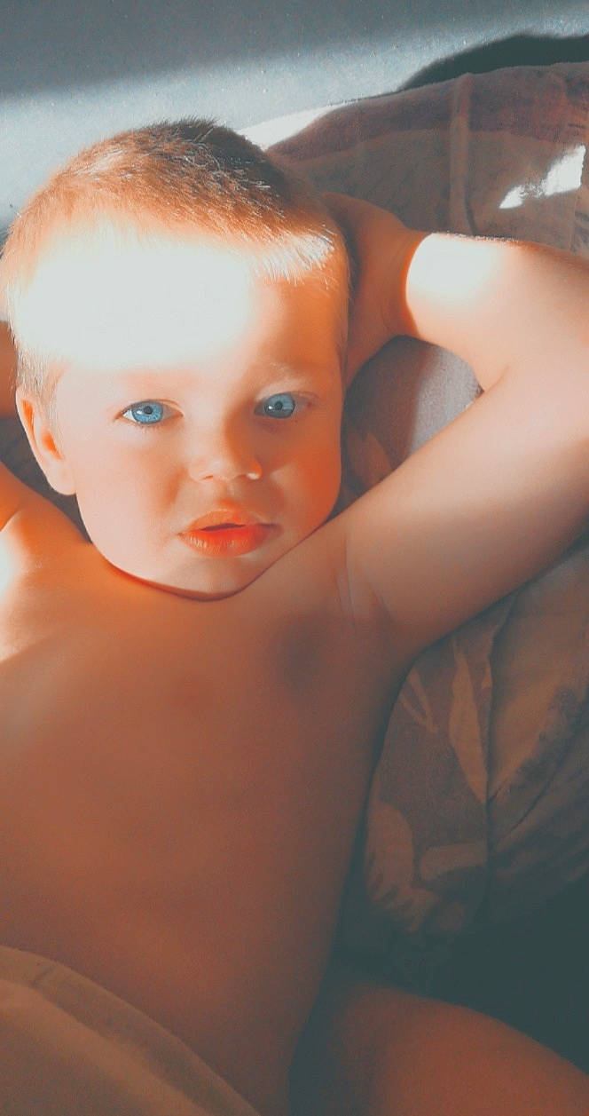 Grégoire a rejoint le concours — aidez-le/la à gagner de superbes lots ! arm, black_hair, cheek, chest, chin, comfort, eyebrow, eyelash, finger, flash_photography, forehead, human_body, iris, joint, lip, mouth, neck, nose, person, shoulder