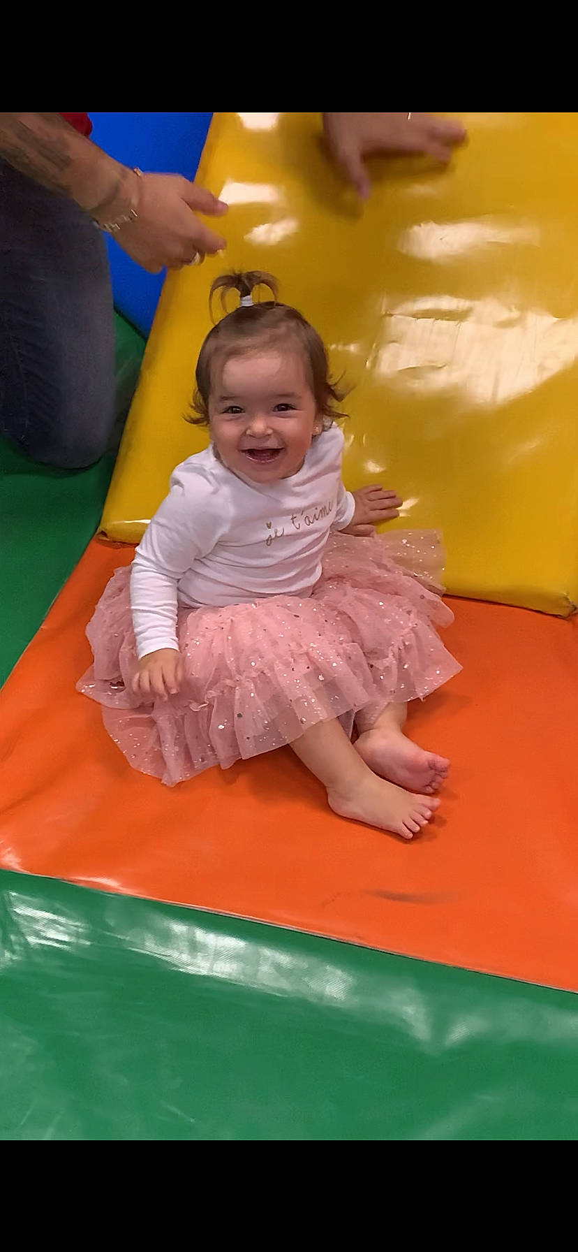 Gabrièlla a rejoint le concours — aidez-le/la à gagner de superbes lots ! baby, child, fun, games, inflatable, joy, leisure, orange, outdoor_play_equipment, person, play, recreation, sitting, toddler, yellow