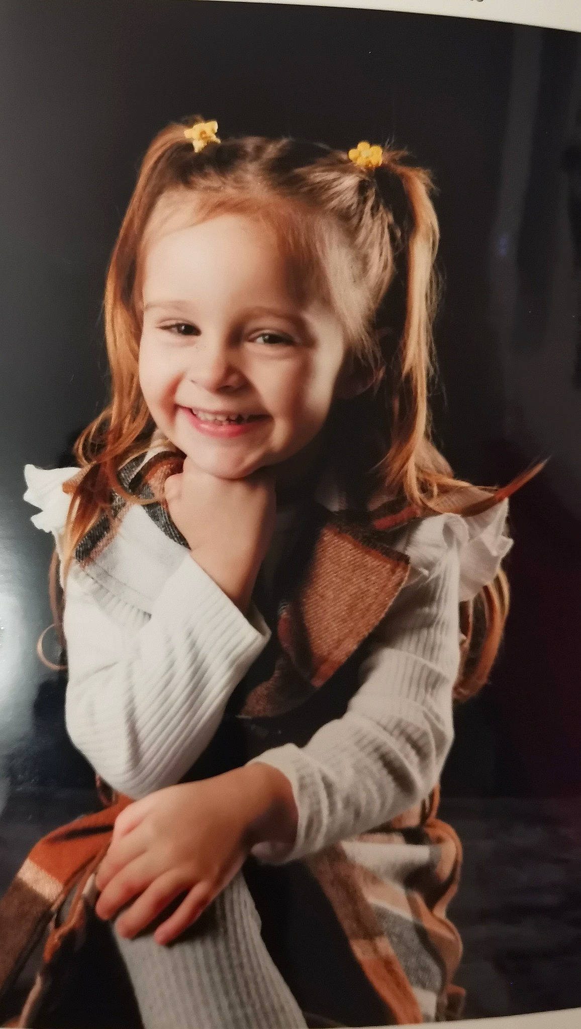 Yris participe au concours pour gagner de l'argent avec cette photo : blond, brown_hair, child, facial_expression, flash_photography, fun, gesture, hair, happy, head, iris, jewellery, joy, lip, long_hair, person, sitting, skin, sleeve, smile