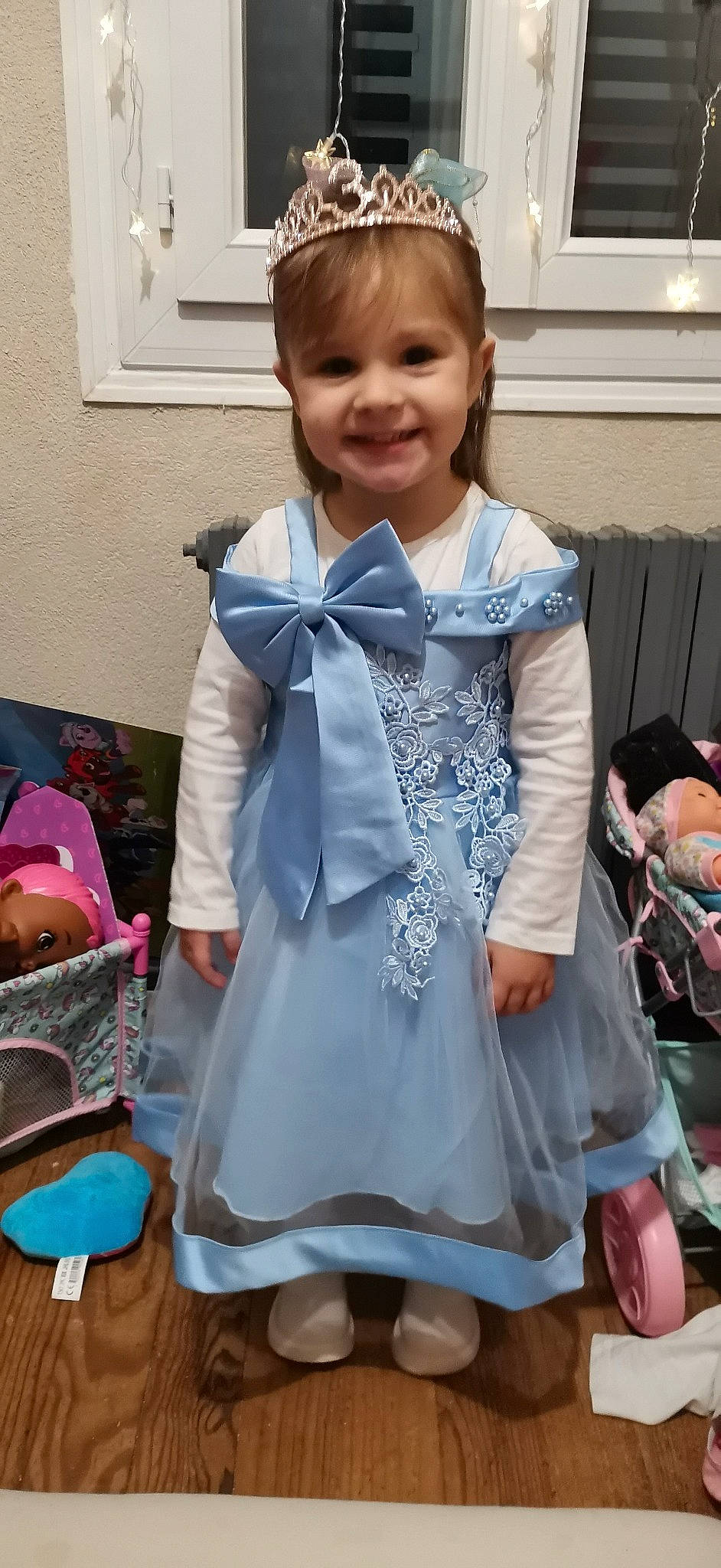 Yris a rejoint le concours — aidez-le/la à gagner de superbes lots ! baby_toddler_clothing, bow_tie, child, costume, day_dress, dress, electric_blue, event, fashion_accessory, fashion_design, formal_wear, happy, headgear, jewellery, joy, pattern, person, sleeve, smile, tie