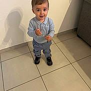 Isaac a rejoint le concours — aidez-le/la à gagner de superbes lots ! casual, child, clothing, curious, expression, face, floor, hair, home, indoor, keychain, long_sleeve, pants, person, shadow, shoes, standing, tile, toddler, wall