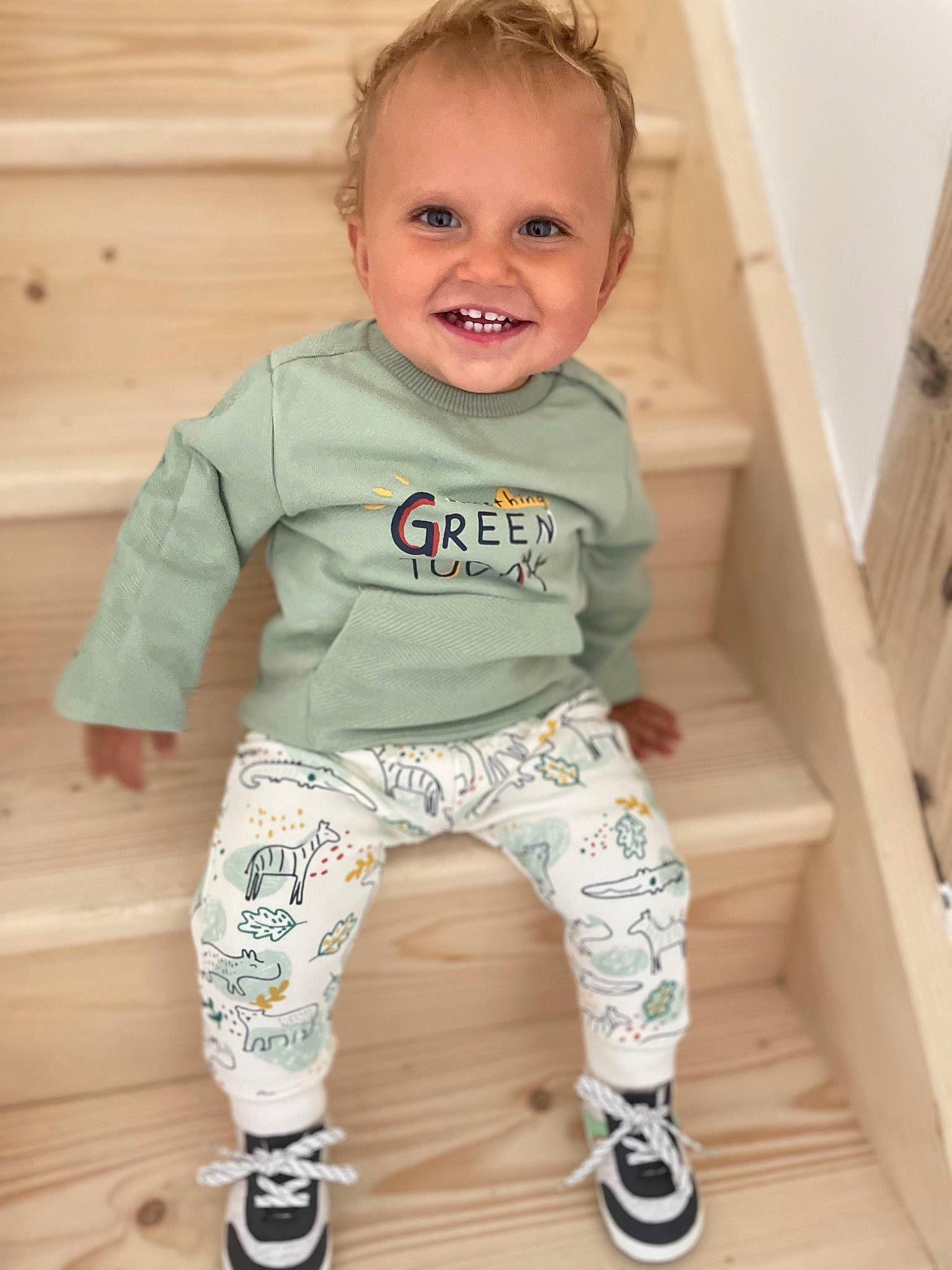 Elysio a rejoint le concours — aidez-le/la à gagner de superbes lots ! active_pants, baby_toddler_clothing, cheek, face, facial_expression, floor, flooring, hair, hairstyle, happy, hardwood, head, joy, neck, person, product, sleeve, smile, sportswear, t_shirt