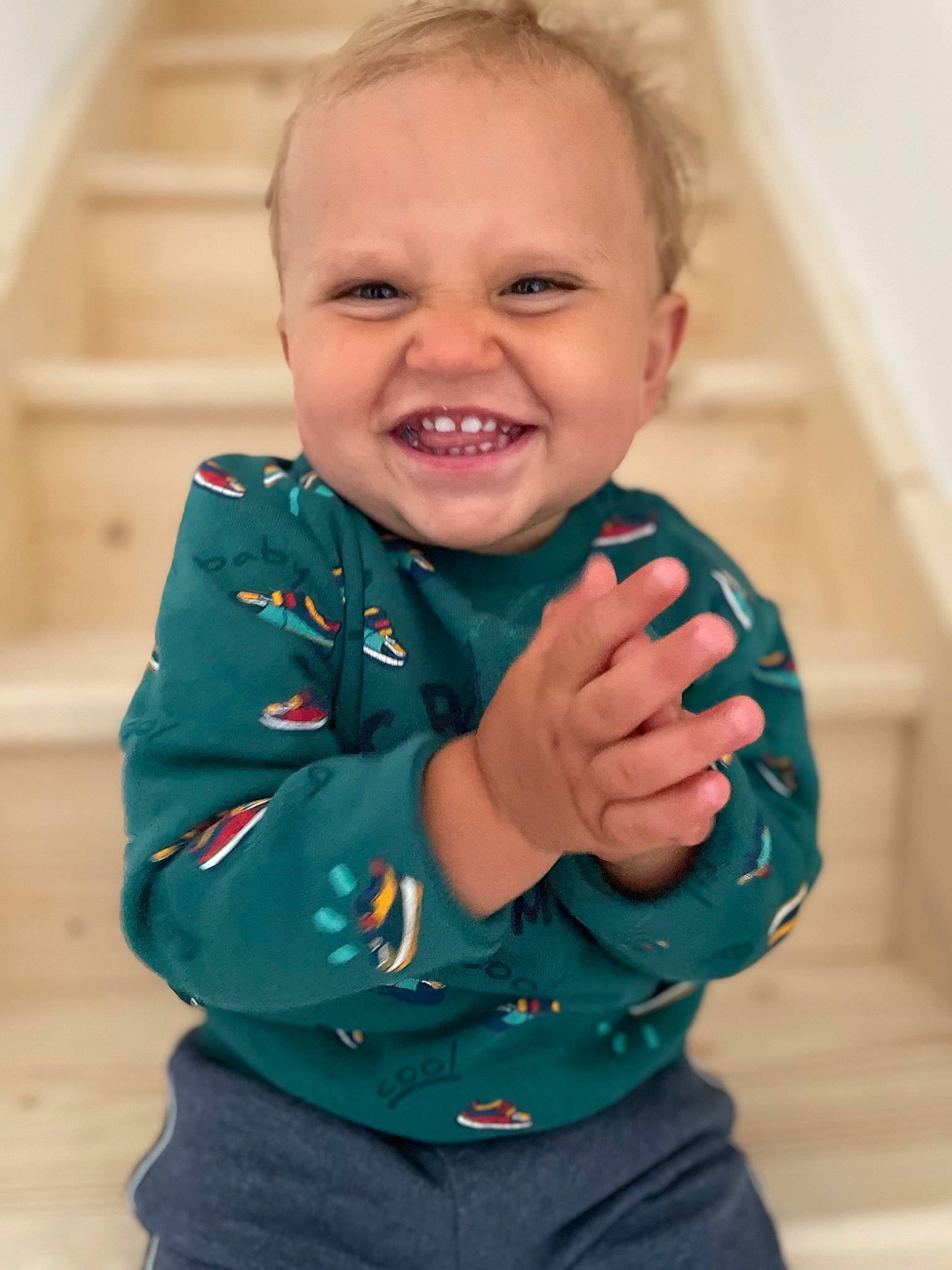 Elysio a rejoint le concours — aidez-le/la à gagner de superbes lots ! baby, baby_toddler_clothing, cheek, eye, face, finger, gesture, hair, happy, head, human_body, iris, joy, leg, mouth, neck, nose, outerwear, person, skin