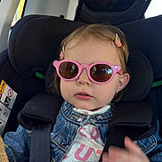 Giulyana participe au concours pour gagner de l'argent avec cette photo : child, toddler, sunglasses, denim_jacket, car_seat, seatbelt, mirror, car_interior, blond_hair, hairclip, casual_clothing, sitting, portrait, baby, child_safety, accessories, vehicle, window, reflection, young_child