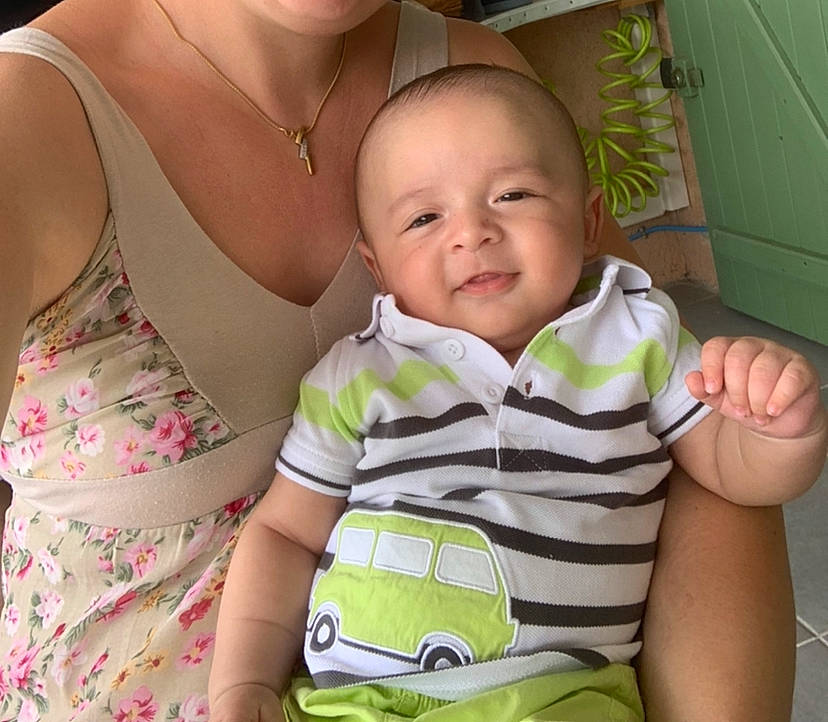 Lyvio participe au concours pour gagner de l'argent avec cette photo : arm, baby, baby_toddler_clothing, cheek, chin, clothing, comfort, ear, eye, gesture, happy, head, iris, mouth, neck, nose, organ, person, product, skin