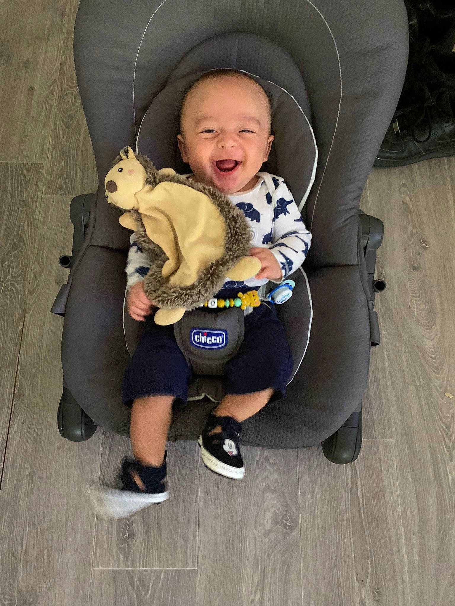 Lyvio a rejoint le concours — aidez-le/la à gagner de superbes lots ! baby, baby_carriage, baby_in_car_seat, baby_products, baby_safety, baby_toddler_clothing, bag, car_seat, child, comfort, eye, fashion_accessory, fun, happy, luggage_and_bags, person, sitting, smile, sneakers, toddler