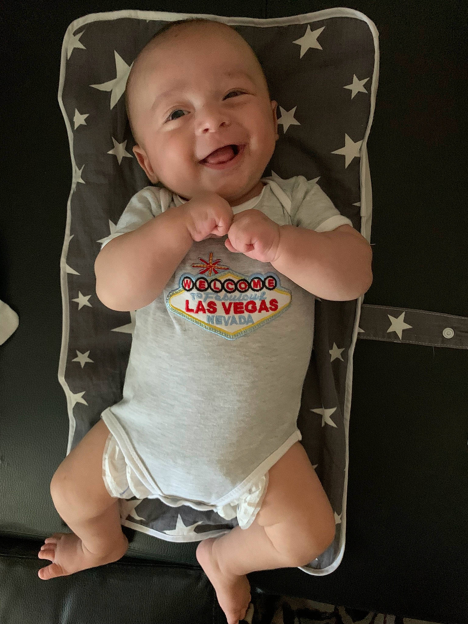 Lyvio a rejoint le concours — aidez-le/la à gagner de superbes lots ! arm, baby, baby_toddler_clothing, cheek, chin, comfort, finger, flash_photography, happy, head, joint, leg, lip, neck, person, skin, sleeve, smile, stomach, toddler