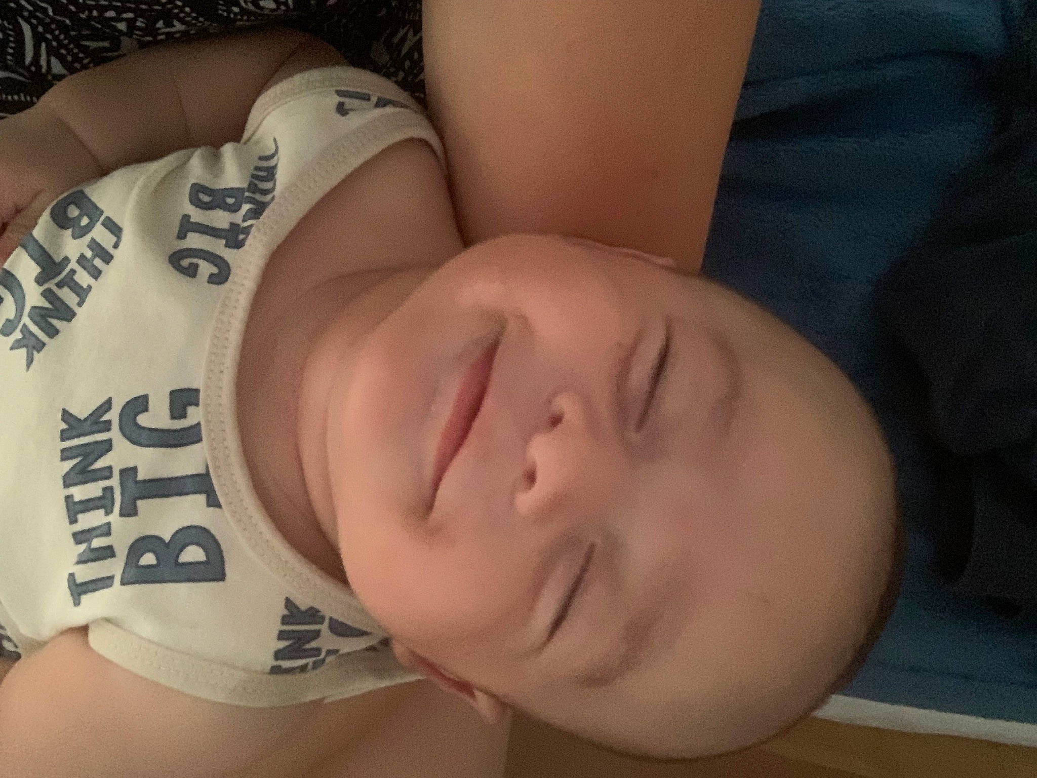 Lyvio a rejoint le concours — aidez-le/la à gagner de superbes lots ! arm, cheek, eye, eyebrow, eyelash, face, forehead, glasses, hair, hairstyle, hand, head, human_body, joy, lip, mouth, neck, nose, person, plant