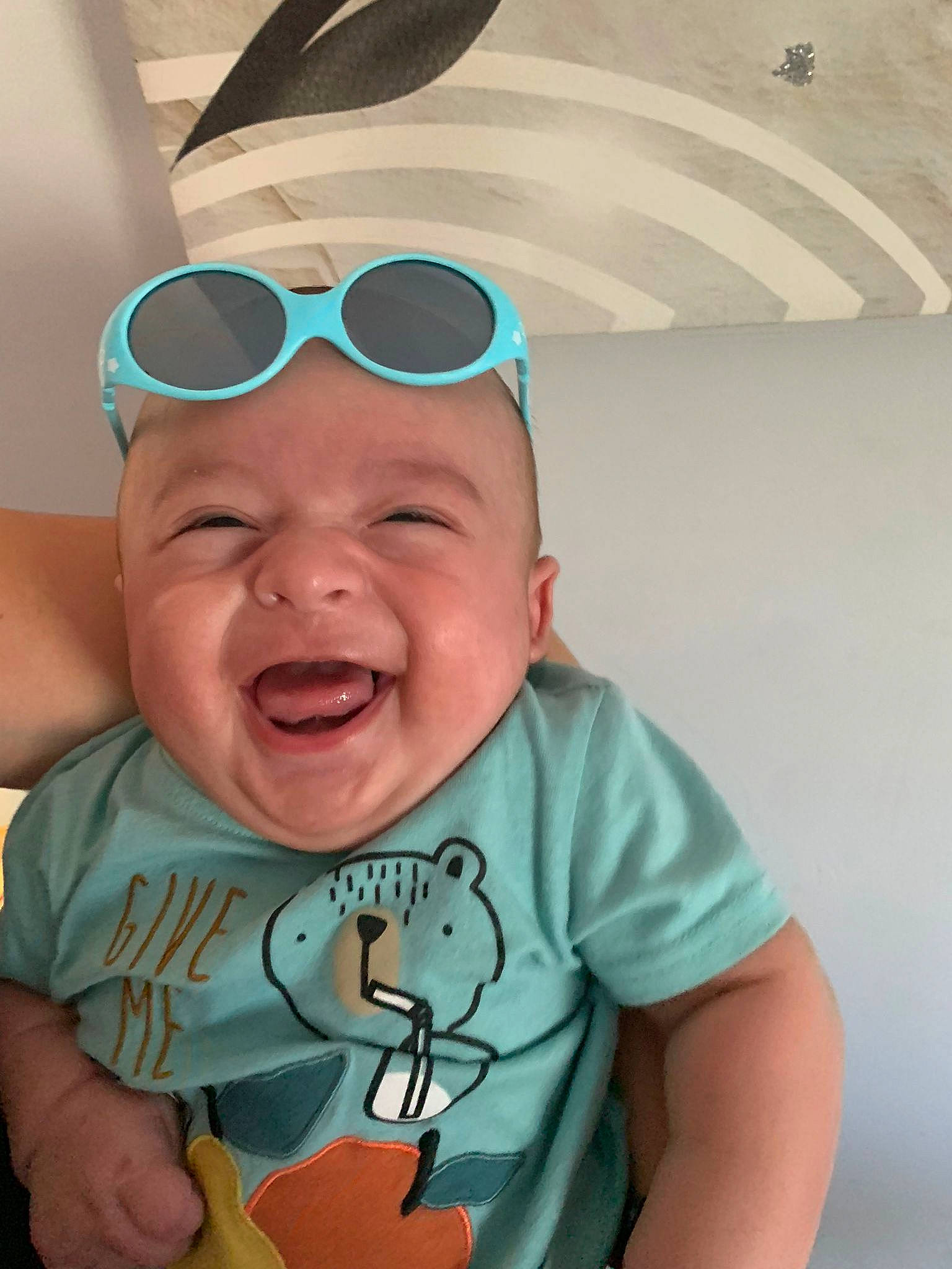 Lyvio a rejoint le concours — aidez-le/la à gagner de superbes lots ! baby, baby_toddler_clothing, cheek, chin, cool, eyebrow, eyewear, forehead, gesture, glasses, happy, headwear, jaw, mouth, nose, person, skin, sleeve, smile, sunglasses