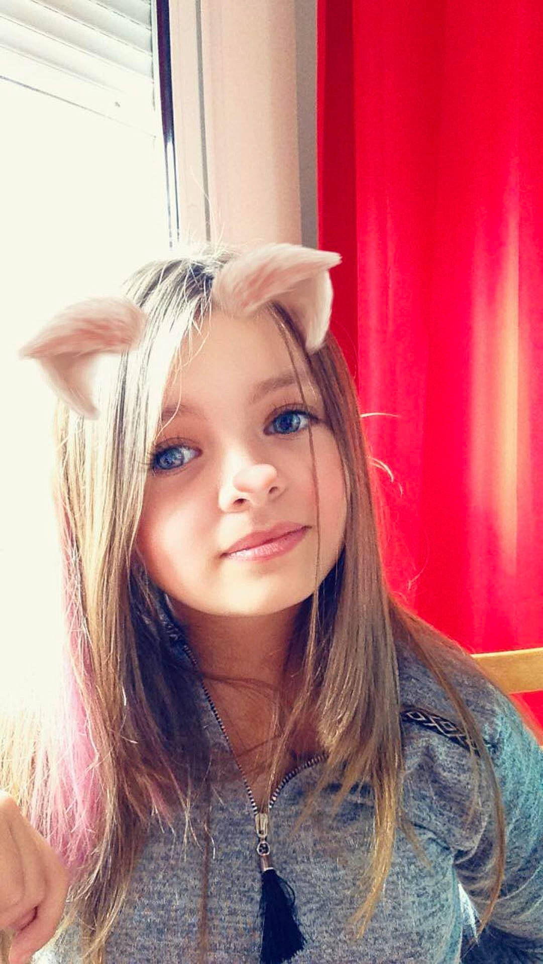 Lee Lou a rejoint le concours — aidez-le/la à gagner de superbes lots ! bangs, beauty, blond, brown_hair, ear, eye, forehead, girl, hair, hair_accessory, hair_coloring, hairstyle, human_hair_color, lip, long_hair, person