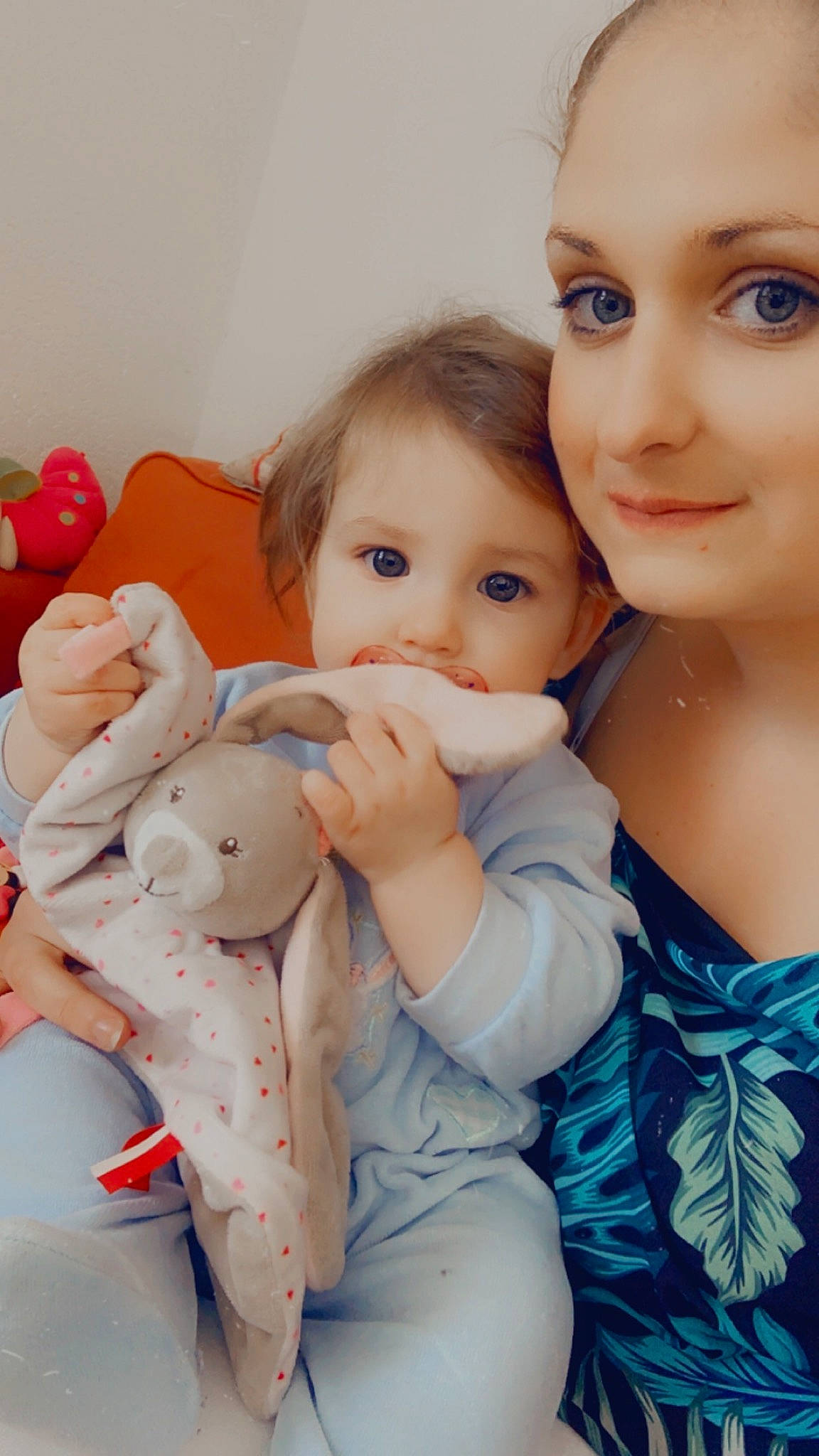 Elvyra a rejoint le concours — aidez-le/la à gagner de superbes lots ! abdomen, baby, baby_toddler_clothing, cheek, child, comfort, event, eye, face, flash_photography, gesture, happy, head, human, interaction, person, product, skin, smile, stuffed_toy