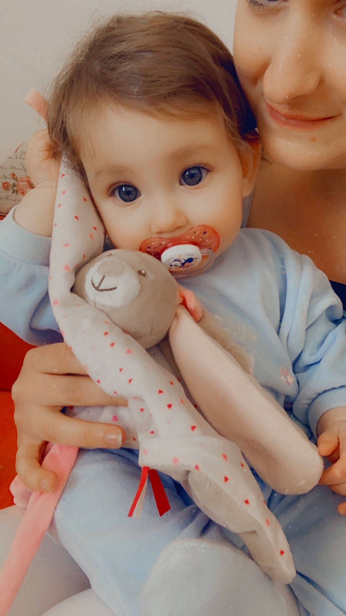 Elvyra participe au concours pour gagner de l'argent avec cette photo : arm, baby, baby_toddler_clothing, cheek, child, comfort, dress, finger, gesture, hand, happy, joint, joy, lip, mouth, nail, neck, nose, person, skin
