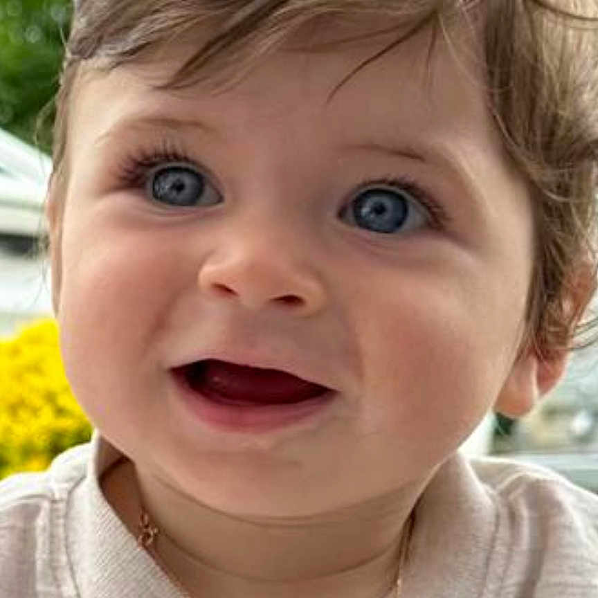Tao a rejoint le concours — aidez-le/la à gagner de superbes lots ! baby, blue_eyes, brown_hair, buttons, child, closeup, cute, face, flower, greenery, happy, headshot, infant, nature, outdoor, person, portrait, shirt, smile, young_child