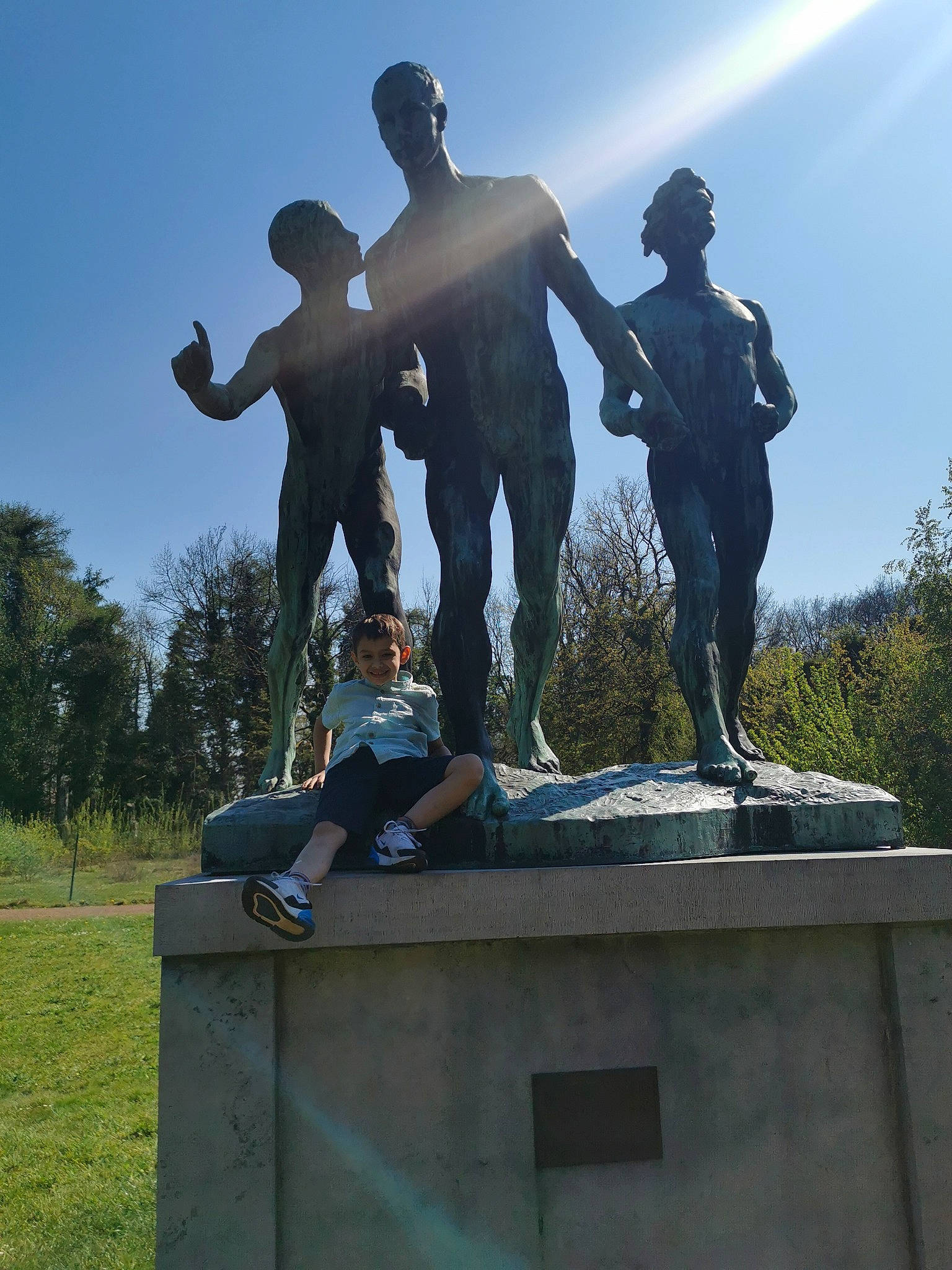 Luc Timeo participe au concours pour gagner de l'argent avec cette photo : art, bronze_sculpture, chest, classical_sculpture, fun, gesture, happy, joy, leisure, metal, monument, nonbuilding_structure, people_in_nature, person, plant, recreation, sculpture, sky, statue, tree