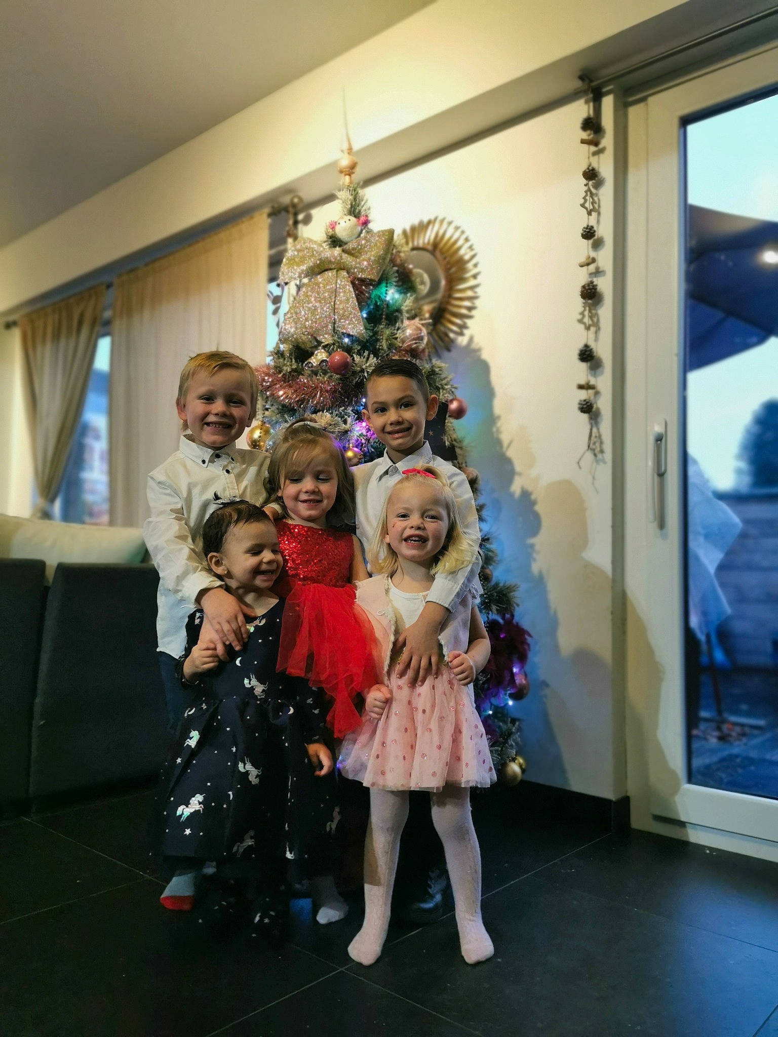 Luc Timeo a rejoint le concours — aidez-le/la à gagner de superbes lots ! art, christmas, christmas_decoration, christmas_ornament, christmas_tree, costume, couch, curtain, event, fashion_design, flooring, fun, holiday, joy, leisure, person, room, smile, textile, toddler