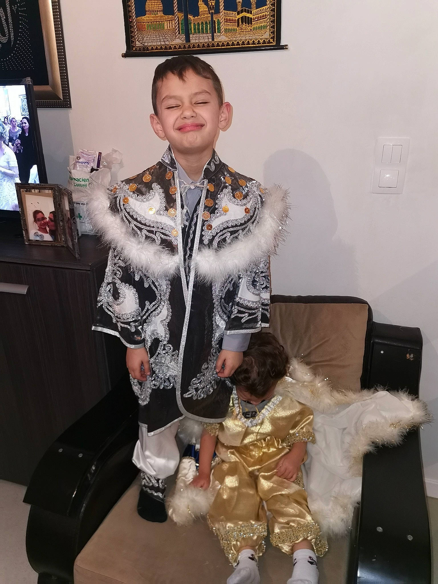 Luc Timeo a rejoint le concours — aidez-le/la à gagner de superbes lots ! bag, chair, child, costume, event, fashion_accessory, fashion_design, fun, fur, fur_clothing, jewellery, joy, luggage_and_bags, pattern, person, picture_frame, room, shoulder, sleeve, smile