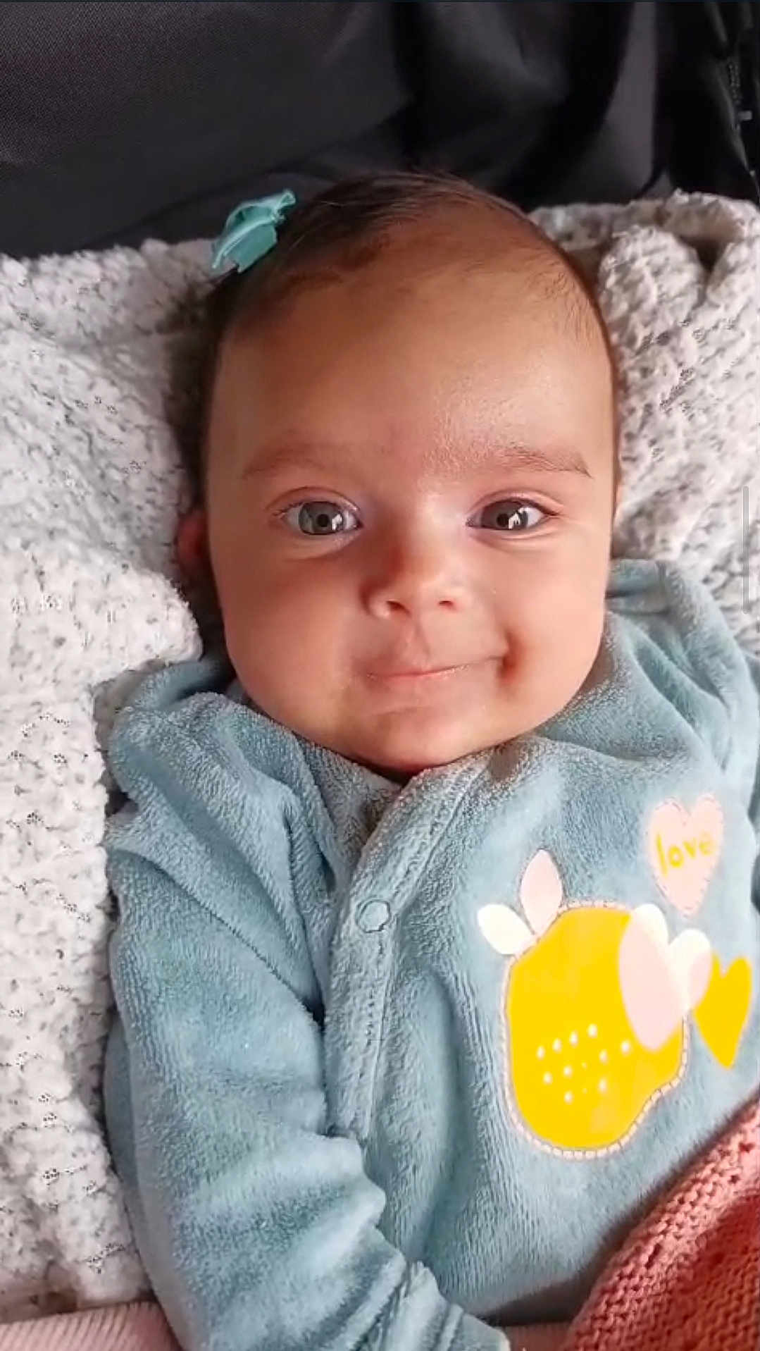 Maïtê participe au concours pour gagner de l'argent avec cette photo : baby, infant, smile, blue_onesie, bow, blanket, cozy, cute, portrait, child, face, happy, lying_down, soft_texture, warm_clothing, indoors, toddler, closeup, adorable, peaceful