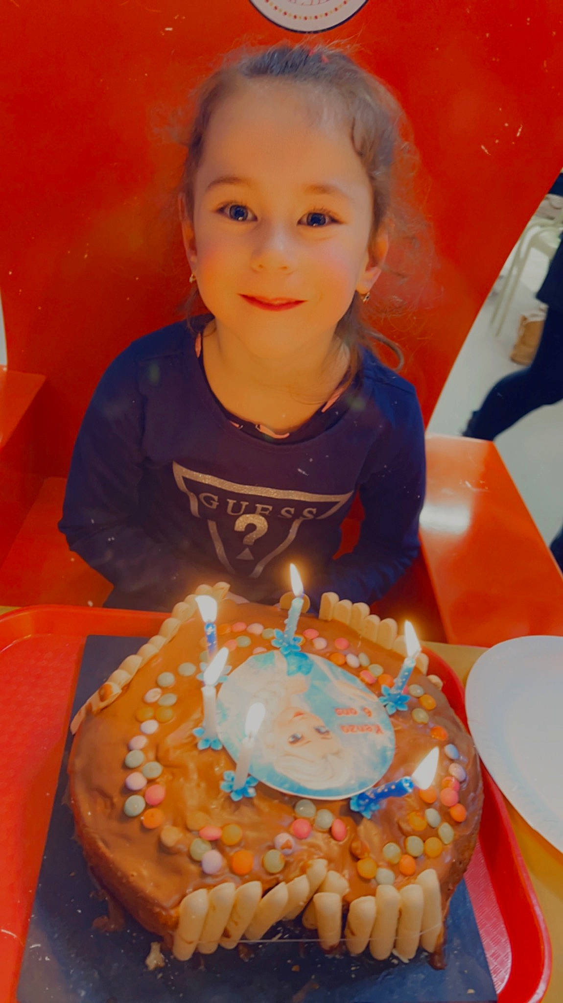 Kenza a rejoint le concours — aidez-le/la à gagner de superbes lots ! baked_goods, birthday, birthday_cake, birthday_candle, birthday_party, buttercream, cake, cake_decorating, cake_decorating_supply, candle, cuisine, dessert, event, food, ingredient, joy, orange, person, plate, smile