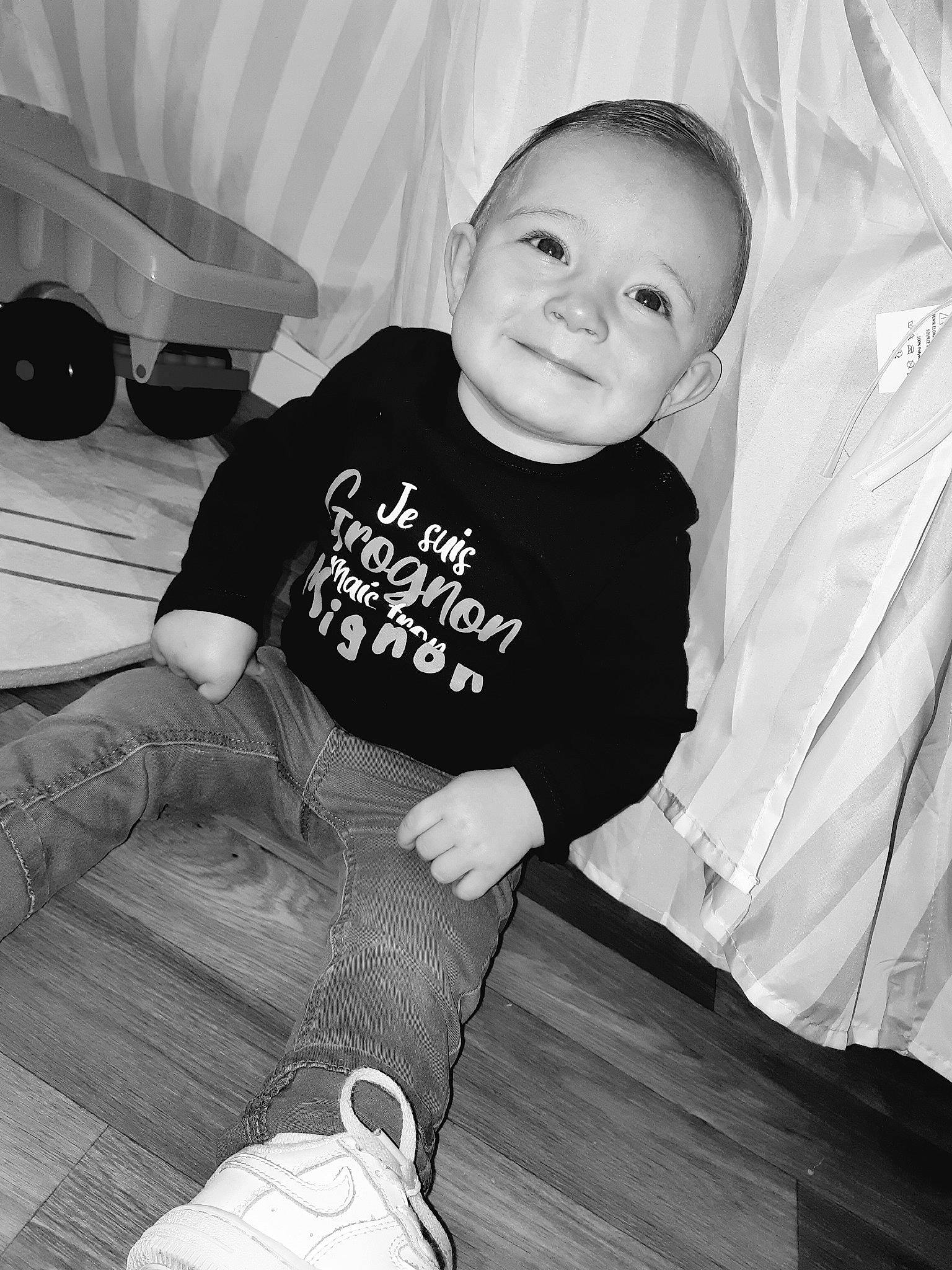Malone participe au concours pour gagner de l'argent avec cette photo : baby_toddler_clothing, black, black_and_white, comfort, cool, elbow, flash_photography, flooring, fun, happy, joy, knee, monochrome, monochrome_photography, person, photograph, sleeve, style, t_shirt, toddler