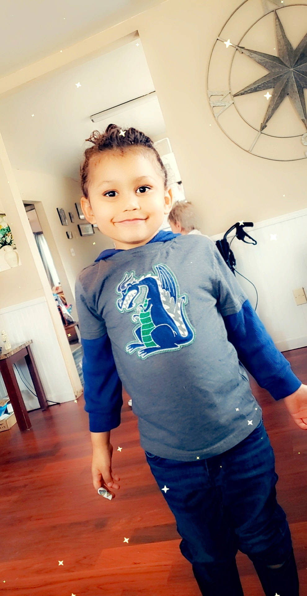 Aysir is registered to the contest to win money with this photo: blue, child, floor, jeans, joy, long_sleeved_t_shirt, neck, outerwear, person, play, shoulder, sleeve, standing, t_shirt, toddler, top