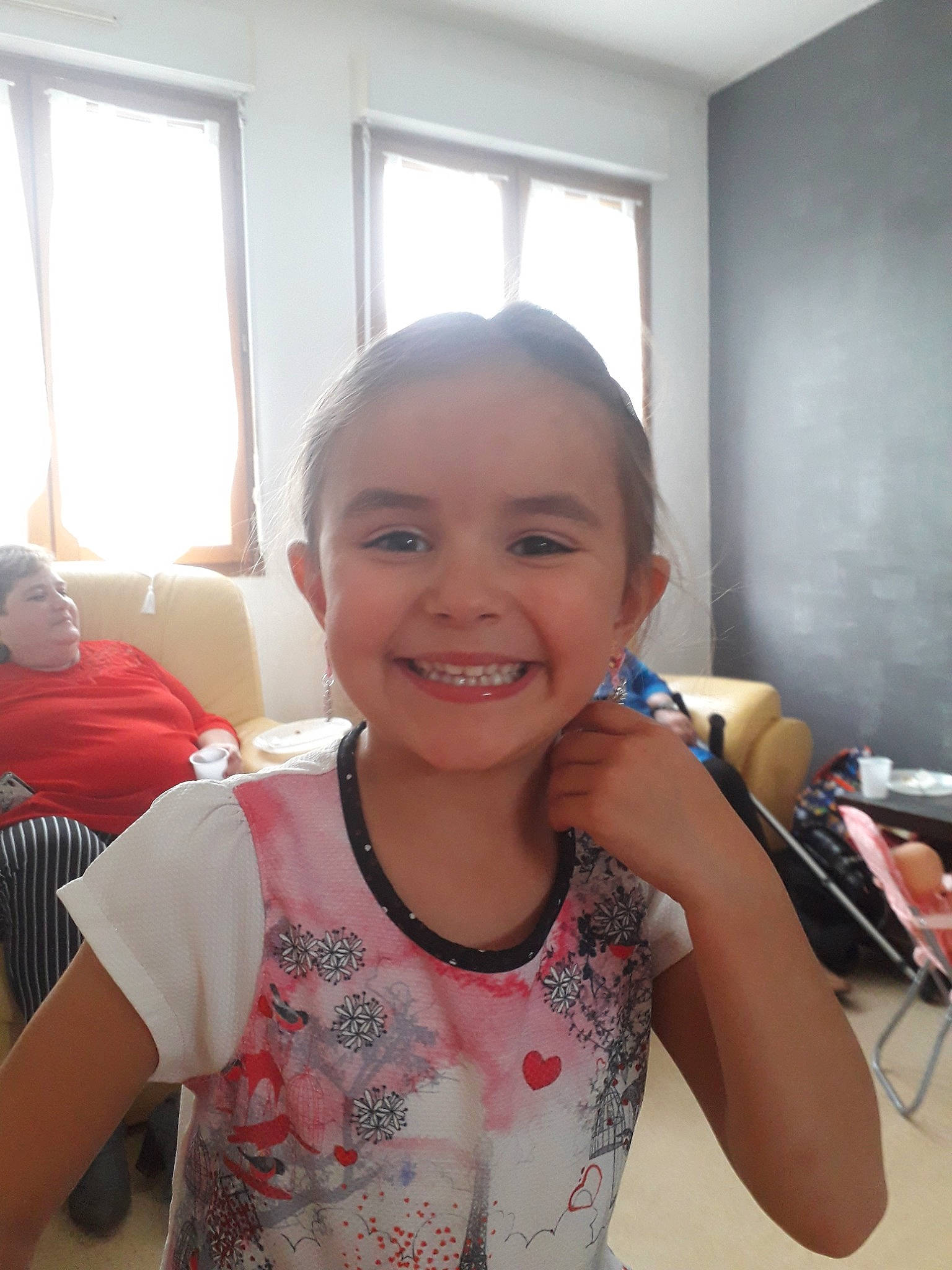 Iliana participe au concours pour gagner de l'argent avec cette photo : arm, child, face, happy, head, jaw, joy, neck, person, room, shoulder, skin, smile, tooth