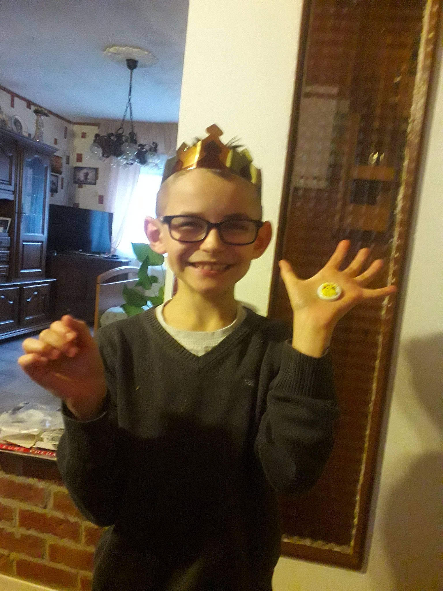 Yanis participe au concours pour gagner de l'argent avec cette photo : eyewear, finger, gesture, glasses, hand, joy, person, photography, selfie, smile, thumb, thumbs_signal, vision_care, wood