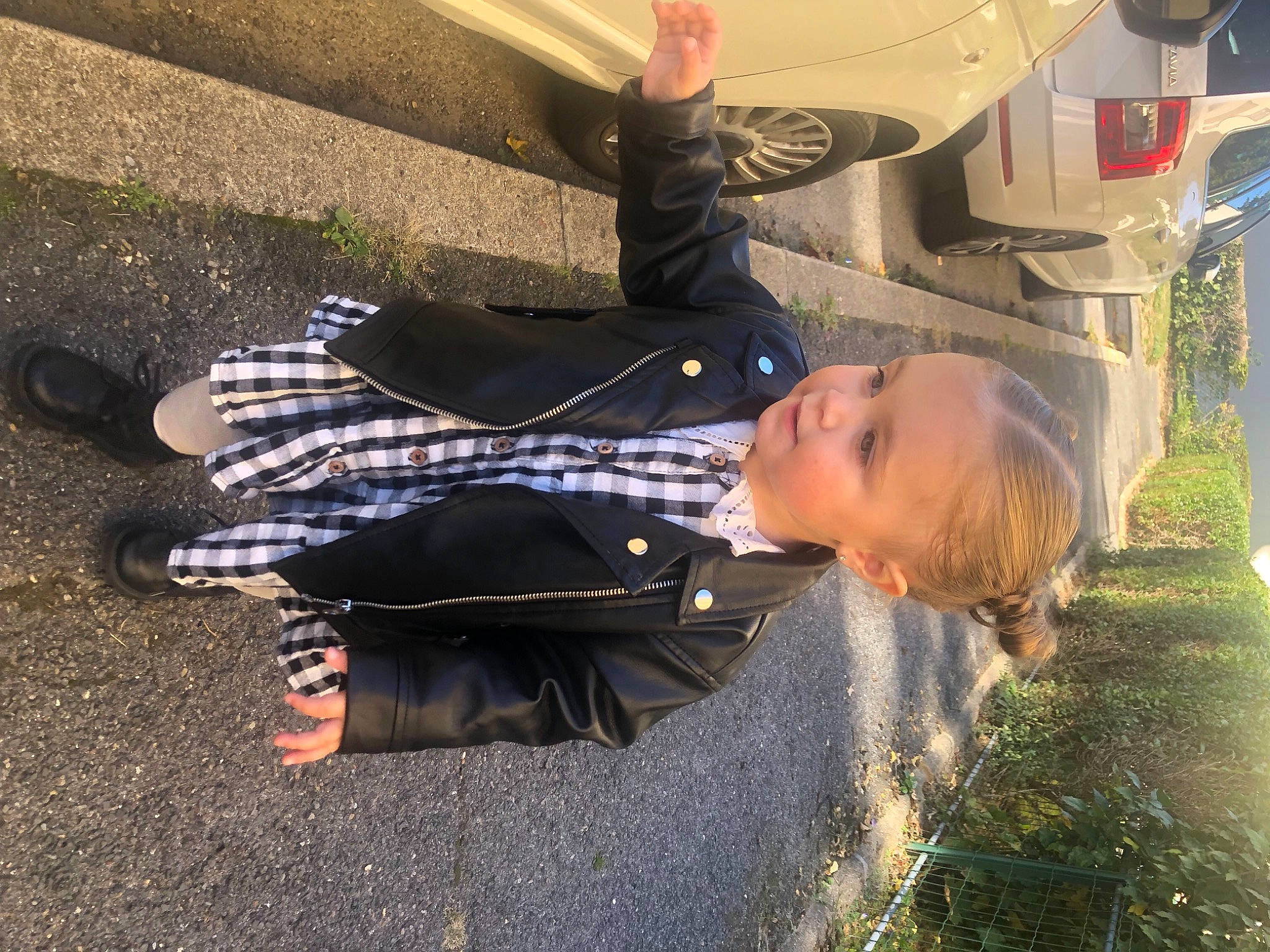 Giuliana participe au concours pour gagner de l'argent avec cette photo : asphalt, auto_part, automotive_exterior, automotive_lighting, automotive_tire, bumper, car, family_car, fender, grass, human_leg, motor_vehicle, person, plant, road_surface, shadow, tints_and_shades, tire, tree, vehicle